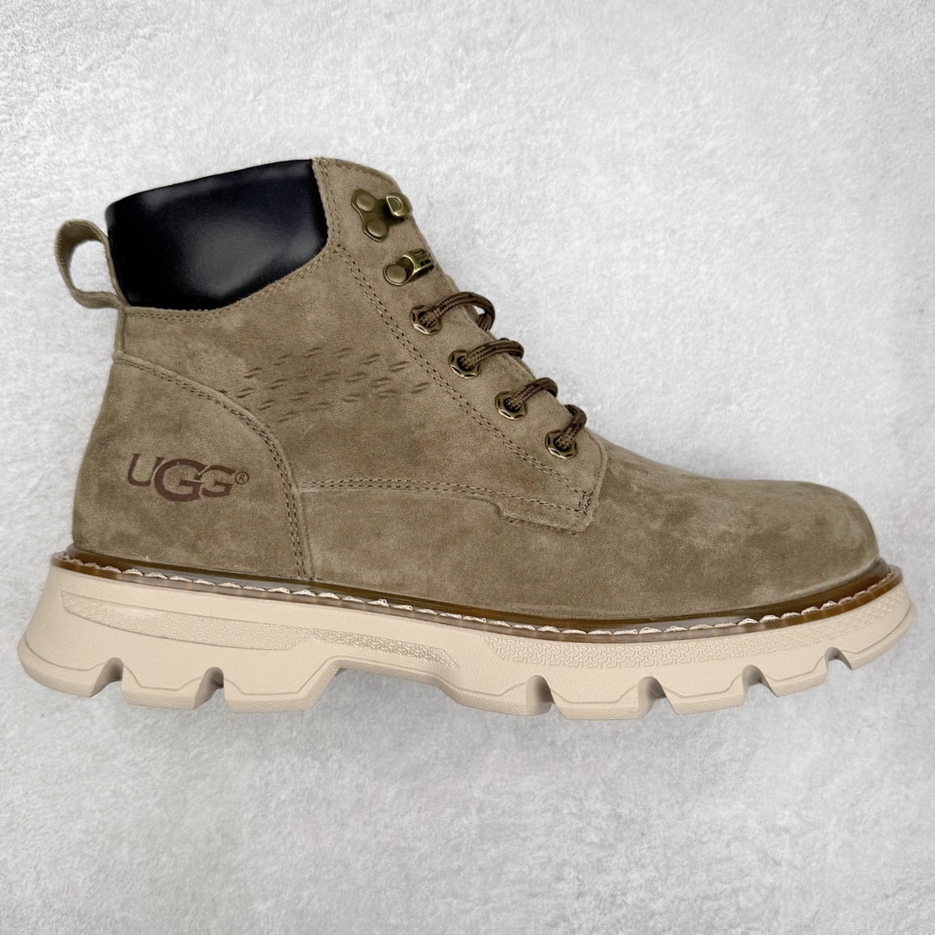 UGG 秋冬新品男士中帮休闲马丁靴系列 广东大厂品质 25ss秋冬新款 时尚潮流搭配 面料釆用意大利进口磨砂牛皮 全鞋真牛皮材料 大底到五金都是代工厂原材料制作 好货不杀猪 首单质量严格把控 全套官网统一包装 今年冬季防寒户外专用产品 日常随意搭配 型男必备‼美国轻奢品牌【UGG】Tasman Weather Hybrid 塔斯曼混合系列中帮轻量休闲马丁靴“ 尺码：39-44（比运动鞋大一码）-选品中心