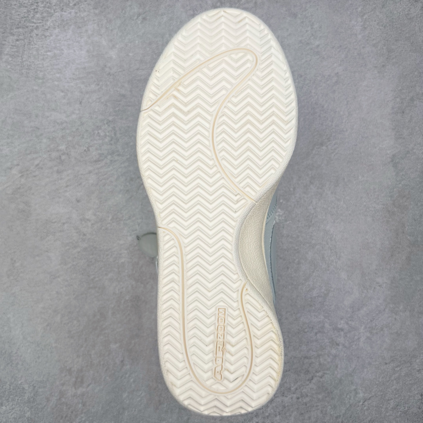 图片[9]-＃灭世/Max NK Book 1 Devin Booker 德文·布克一代男子实战篮球鞋 刮刮乐白蓝 IH0891-001 灭世纯原革新出货‼️缓震配置独家革新！实战属性直接拉满👊🏻实战 天花板上限再度提升！实战亲测-性能体验吊打国产同价位鞋款（为满足海外市场 布克一代最大尺码为47.5） ⚫️增配前掌鹅蛋ZOOM ➕抗扭片➕后掌马蹄ZOOM气垫（正品仅配置后掌zoom气垫） ⚫️采用科比4代鞋楦以及龙骨数据打造！小科4实至名归！（完美解决正品压脚趾问题） ⚫️鞋身➕鞋头增配高频补强层，提升鞋头以及脚踝支撑性 ⚫️鞋垫采用科比4代元年高弹缓震垫材质-磨合一场直接贴合脚型☑️ ⚫️外底加厚2mm，wow10止滑配方，无需磨合，抓地性能原地起飞 最强布克一代有且只在灭世纯原（支持市场任意货品正面PK） 真材实料，肉眼可见！革新升级绝非空穴来风！灭世纯原内外兼修，用态度诠释实战新篇章👊🏻 Book 1 尺码 39-47.5-选品中心