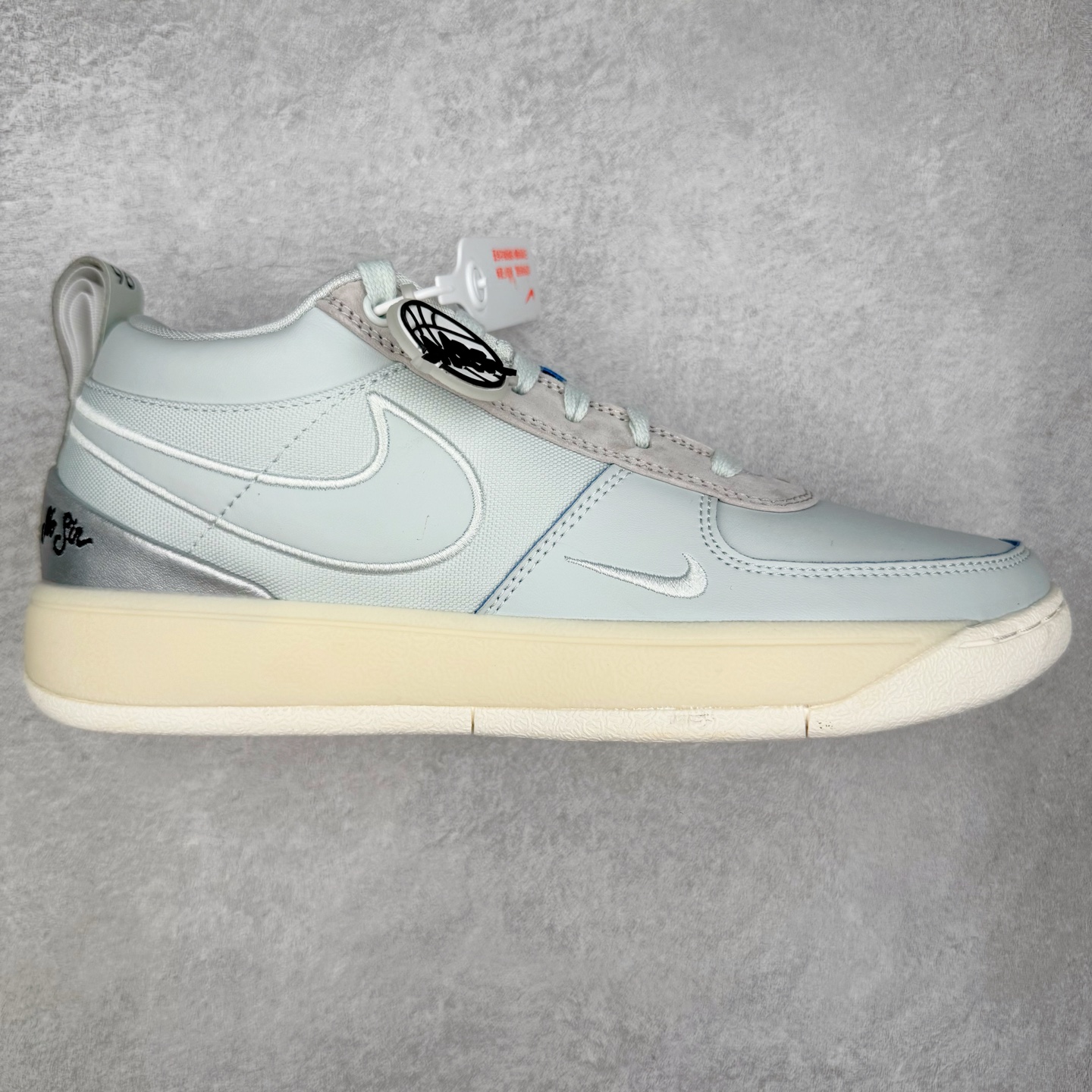 ＃灭世/Max NK Book 1 Devin Booker 德文·布克一代男子实战篮球鞋 刮刮乐白蓝 IH0891-001 灭世纯原革新出货‼️缓震配置独家革新！实战属性直接拉满👊🏻实战 天花板上限再度提升！实战亲测-性能体验吊打国产同价位鞋款（为满足海外市场 布克一代最大尺码为47.5） ⚫️增配前掌鹅蛋ZOOM ➕抗扭片➕后掌马蹄ZOOM气垫（正品仅配置后掌zoom气垫） ⚫️采用科比4代鞋楦以及龙骨数据打造！小科4实至名归！（完美解决正品压脚趾问题） ⚫️鞋身➕鞋头增配高频补强层，提升鞋头以及脚踝支撑性 ⚫️鞋垫采用科比4代元年高弹缓震垫材质-磨合一场直接贴合脚型☑️ ⚫️外底加厚2mm，wow10止滑配方，无需磨合，抓地性能原地起飞 最强布克一代有且只在灭世纯原（支持市场任意货品正面PK） 真材实料，肉眼可见！革新升级绝非空穴来风！灭世纯原内外兼修，用态度诠释实战新篇章👊🏻 Book 1 尺码 39-47.5-选品中心