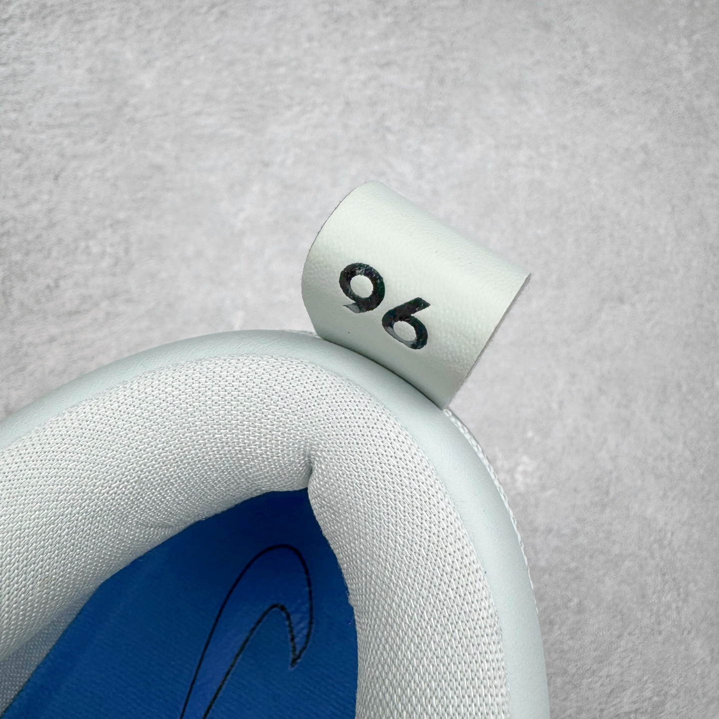 图片[12]-＃灭世/Max NK Book 1 Devin Booker 德文·布克一代男子实战篮球鞋 刮刮乐白蓝 IH0891-001 灭世纯原革新出货‼️缓震配置独家革新！实战属性直接拉满👊🏻实战 天花板上限再度提升！实战亲测-性能体验吊打国产同价位鞋款（为满足海外市场 布克一代最大尺码为47.5） ⚫️增配前掌鹅蛋ZOOM ➕抗扭片➕后掌马蹄ZOOM气垫（正品仅配置后掌zoom气垫） ⚫️采用科比4代鞋楦以及龙骨数据打造！小科4实至名归！（完美解决正品压脚趾问题） ⚫️鞋身➕鞋头增配高频补强层，提升鞋头以及脚踝支撑性 ⚫️鞋垫采用科比4代元年高弹缓震垫材质-磨合一场直接贴合脚型☑️ ⚫️外底加厚2mm，wow10止滑配方，无需磨合，抓地性能原地起飞 最强布克一代有且只在灭世纯原（支持市场任意货品正面PK） 真材实料，肉眼可见！革新升级绝非空穴来风！灭世纯原内外兼修，用态度诠释实战新篇章👊🏻 Book 1 尺码 39-47.5-选品中心