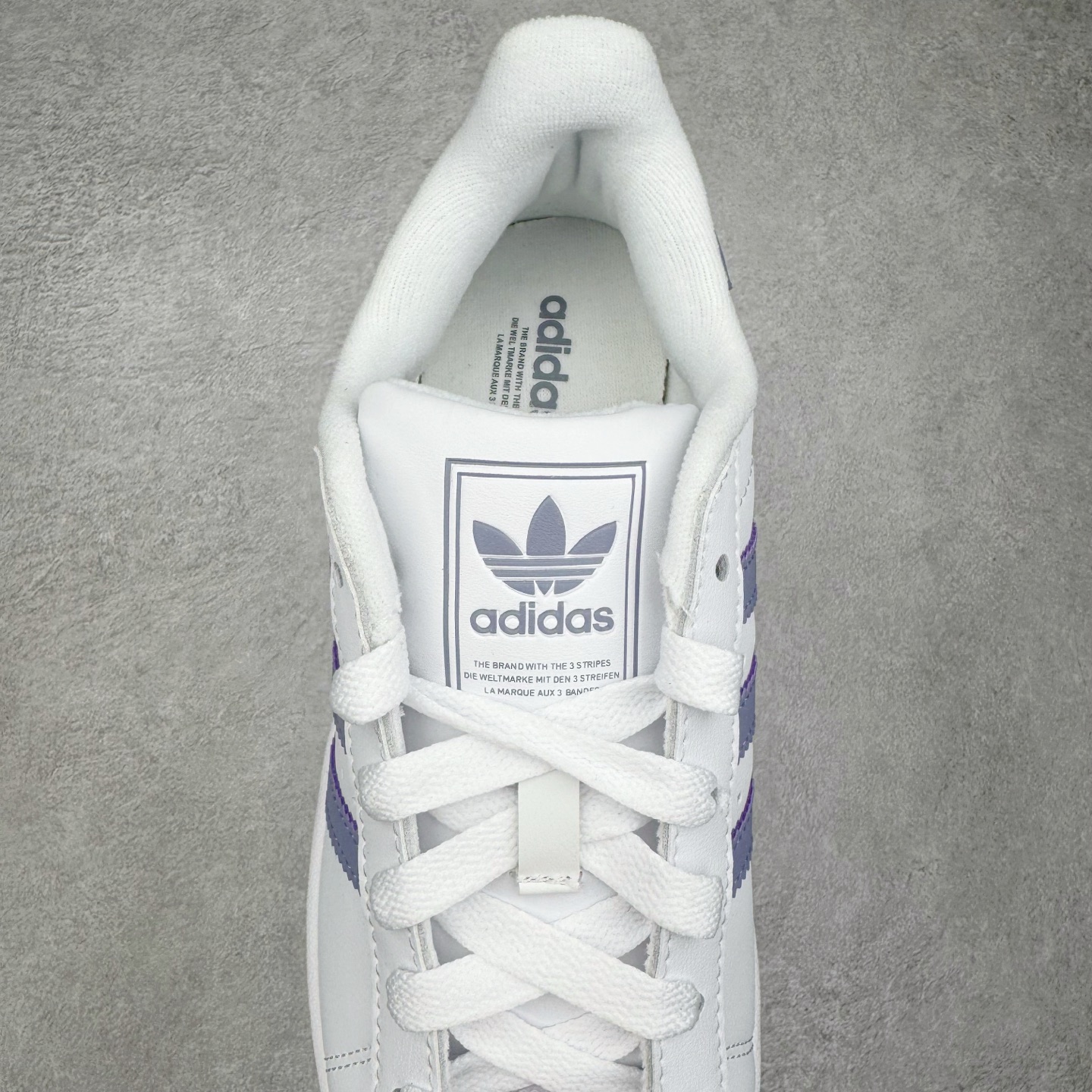 图片[5]-＃XP纯原套现福利 AD Originals Superstar 经典复古贝壳头板鞋 JS1373 诞生于1969年 是第一双将全皮面鞋 身与橡胶鞋头结合在一起的低帮篮球鞋 Superstar最开始 是作为高帮篮球鞋Pro Model的低帮版本而出现的 但因为其独特和醒目的橡胶鞋头造型而让大家熟知 被大家形象地称为\\\”shelltoe\\\”贝壳头 在70年代的美国职业篮球场上 接近3/4的NBA球员都将这双Superstar作为场上用鞋 80年代之后 经过不断的改良和发展 Superstar逐渐成为横跨时装、音乐、街头文化、休闲和运动等各大领域的时尚潮鞋 尺码：36 36.5 37 38 38.5 39 40 40.5 41 42 42.5 43 44 44.5 45-选品中心