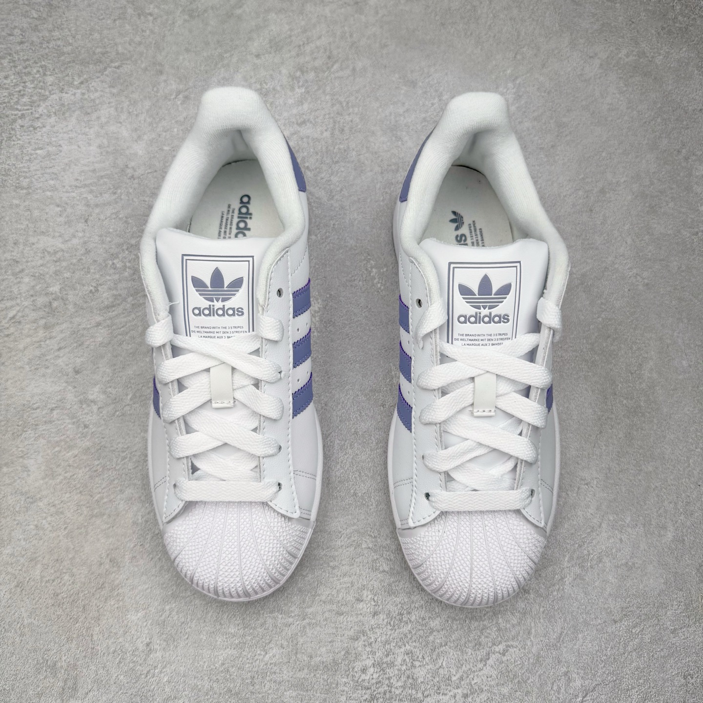 图片[2]-＃XP纯原套现福利 AD Originals Superstar 经典复古贝壳头板鞋 JS1373 诞生于1969年 是第一双将全皮面鞋 身与橡胶鞋头结合在一起的低帮篮球鞋 Superstar最开始 是作为高帮篮球鞋Pro Model的低帮版本而出现的 但因为其独特和醒目的橡胶鞋头造型而让大家熟知 被大家形象地称为\\\”shelltoe\\\”贝壳头 在70年代的美国职业篮球场上 接近3/4的NBA球员都将这双Superstar作为场上用鞋 80年代之后 经过不断的改良和发展 Superstar逐渐成为横跨时装、音乐、街头文化、休闲和运动等各大领域的时尚潮鞋 尺码：36 36.5 37 38 38.5 39 40 40.5 41 42 42.5 43 44 44.5 45-选品中心