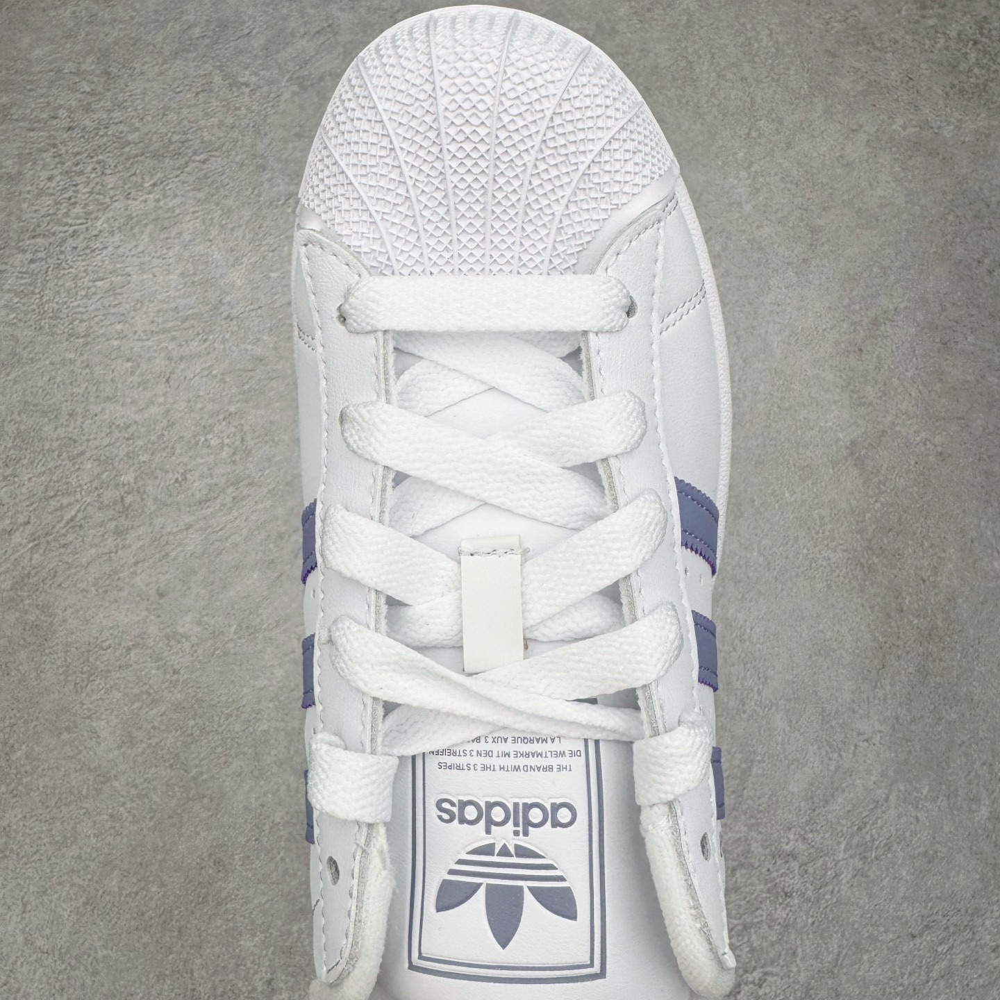 图片[4]-＃XP纯原套现福利 AD Originals Superstar 经典复古贝壳头板鞋 JS1373 诞生于1969年 是第一双将全皮面鞋 身与橡胶鞋头结合在一起的低帮篮球鞋 Superstar最开始 是作为高帮篮球鞋Pro Model的低帮版本而出现的 但因为其独特和醒目的橡胶鞋头造型而让大家熟知 被大家形象地称为\\\”shelltoe\\\”贝壳头 在70年代的美国职业篮球场上 接近3/4的NBA球员都将这双Superstar作为场上用鞋 80年代之后 经过不断的改良和发展 Superstar逐渐成为横跨时装、音乐、街头文化、休闲和运动等各大领域的时尚潮鞋 尺码：36 36.5 37 38 38.5 39 40 40.5 41 42 42.5 43 44 44.5 45-选品中心