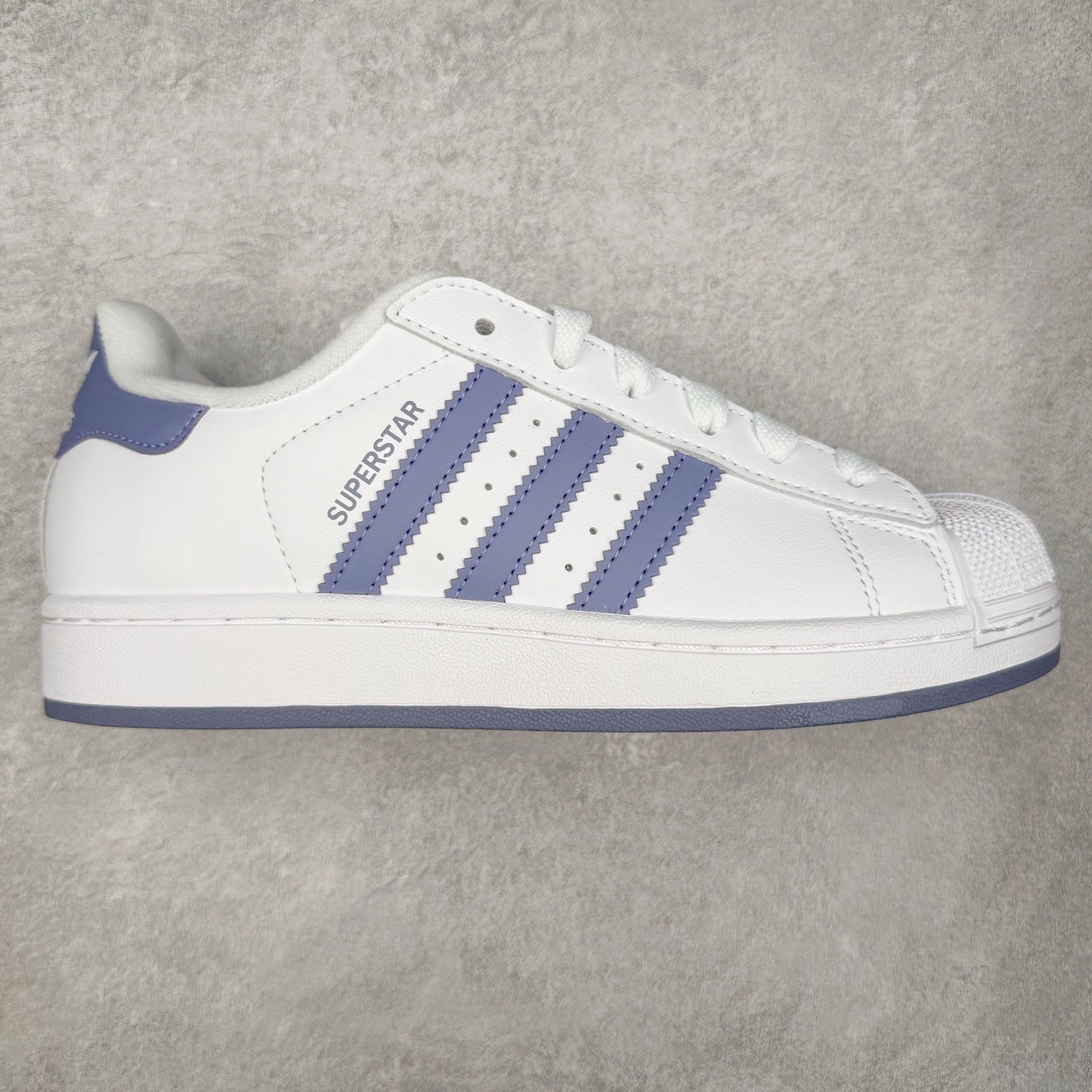 ＃XP纯原套现福利 AD Originals Superstar 经典复古贝壳头板鞋 JS1373 诞生于1969年 是第一双将全皮面鞋 身与橡胶鞋头结合在一起的低帮篮球鞋 Superstar最开始 是作为高帮篮球鞋Pro Model的低帮版本而出现的 但因为其独特和醒目的橡胶鞋头造型而让大家熟知 被大家形象地称为\\\