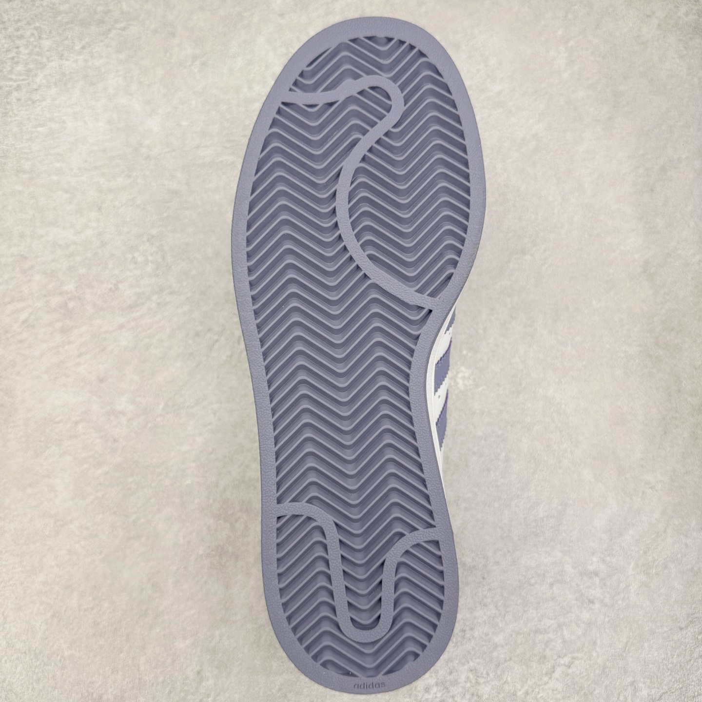 图片[9]-＃XP纯原套现福利 AD Originals Superstar 经典复古贝壳头板鞋 JS1373 诞生于1969年 是第一双将全皮面鞋 身与橡胶鞋头结合在一起的低帮篮球鞋 Superstar最开始 是作为高帮篮球鞋Pro Model的低帮版本而出现的 但因为其独特和醒目的橡胶鞋头造型而让大家熟知 被大家形象地称为\\\”shelltoe\\\”贝壳头 在70年代的美国职业篮球场上 接近3/4的NBA球员都将这双Superstar作为场上用鞋 80年代之后 经过不断的改良和发展 Superstar逐渐成为横跨时装、音乐、街头文化、休闲和运动等各大领域的时尚潮鞋 尺码：36 36.5 37 38 38.5 39 40 40.5 41 42 42.5 43 44 44.5 45-选品中心