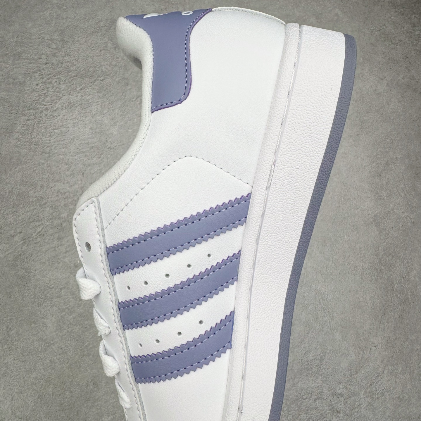 图片[7]-＃XP纯原套现福利 AD Originals Superstar 经典复古贝壳头板鞋 JS1373 诞生于1969年 是第一双将全皮面鞋 身与橡胶鞋头结合在一起的低帮篮球鞋 Superstar最开始 是作为高帮篮球鞋Pro Model的低帮版本而出现的 但因为其独特和醒目的橡胶鞋头造型而让大家熟知 被大家形象地称为\\\”shelltoe\\\”贝壳头 在70年代的美国职业篮球场上 接近3/4的NBA球员都将这双Superstar作为场上用鞋 80年代之后 经过不断的改良和发展 Superstar逐渐成为横跨时装、音乐、街头文化、休闲和运动等各大领域的时尚潮鞋 尺码：36 36.5 37 38 38.5 39 40 40.5 41 42 42.5 43 44 44.5 45-选品中心