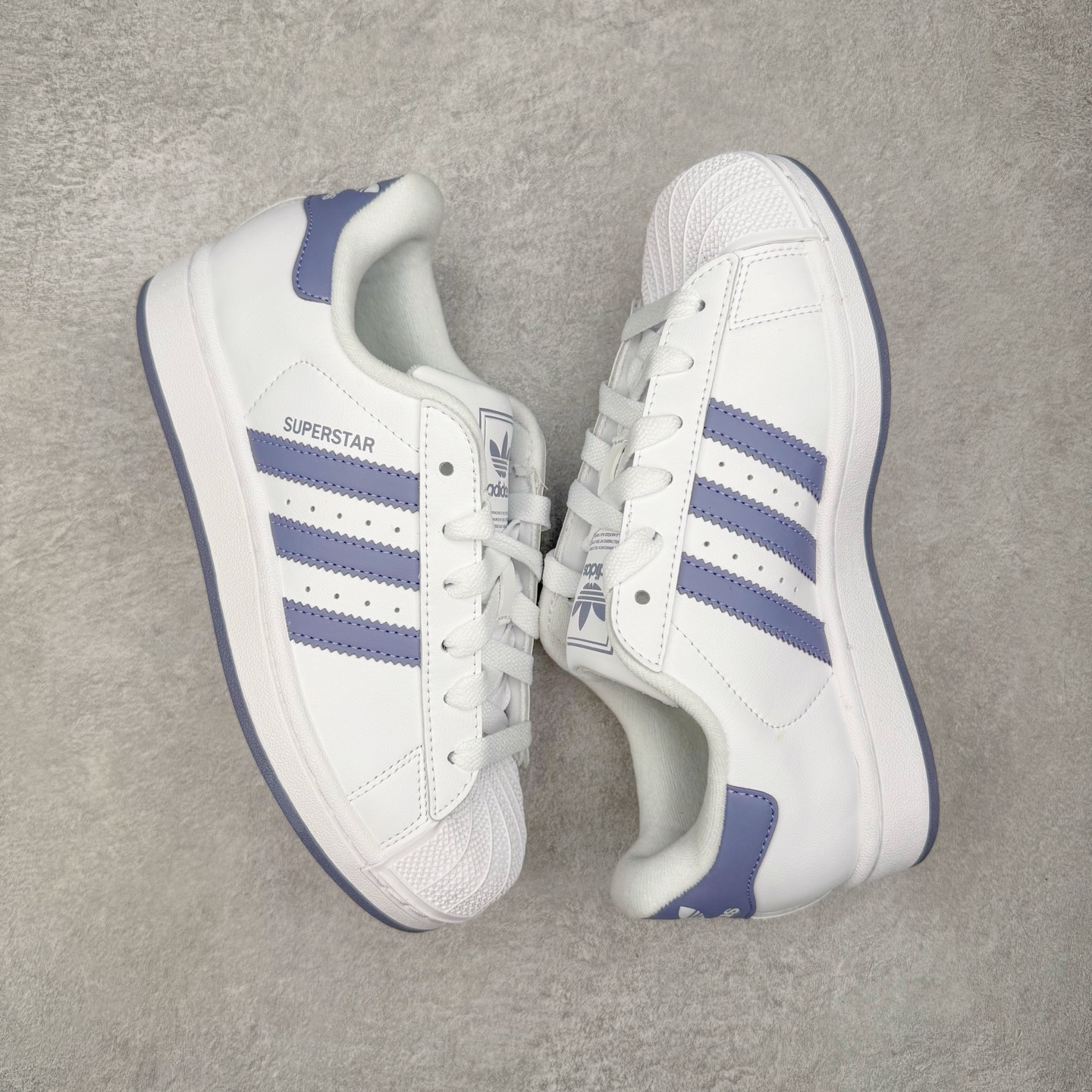 图片[3]-＃XP纯原套现福利 AD Originals Superstar 经典复古贝壳头板鞋 JS1373 诞生于1969年 是第一双将全皮面鞋 身与橡胶鞋头结合在一起的低帮篮球鞋 Superstar最开始 是作为高帮篮球鞋Pro Model的低帮版本而出现的 但因为其独特和醒目的橡胶鞋头造型而让大家熟知 被大家形象地称为\\\”shelltoe\\\”贝壳头 在70年代的美国职业篮球场上 接近3/4的NBA球员都将这双Superstar作为场上用鞋 80年代之后 经过不断的改良和发展 Superstar逐渐成为横跨时装、音乐、街头文化、休闲和运动等各大领域的时尚潮鞋 尺码：36 36.5 37 38 38.5 39 40 40.5 41 42 42.5 43 44 44.5 45-选品中心