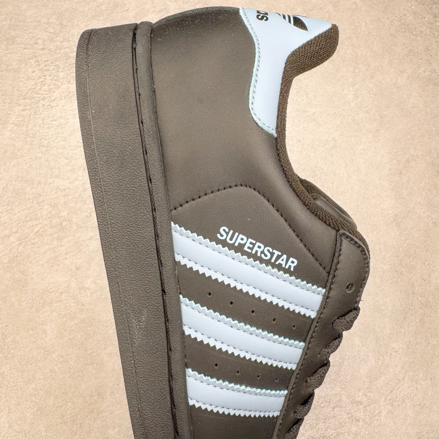 图片[6]-＃XP纯原套现福利 AD Originals Superstar 经典复古贝壳头板鞋 JS1338 诞生于1969年 是第一双将全皮面鞋 身与橡胶鞋头结合在一起的低帮篮球鞋 Superstar最开始 是作为高帮篮球鞋Pro Model的低帮版本而出现的 但因为其独特和醒目的橡胶鞋头造型而让大家熟知 被大家形象地称为\\\”shelltoe\\\”贝壳头 在70年代的美国职业篮球场上 接近3/4的NBA球员都将这双Superstar作为场上用鞋 80年代之后 经过不断的改良和发展 Superstar逐渐成为横跨时装、音乐、街头文化、休闲和运动等各大领域的时尚潮鞋 尺码：36 36.5 37 38 38.5 39 40 40.5 41 42 42.5 43 44 44.5 45-选品中心