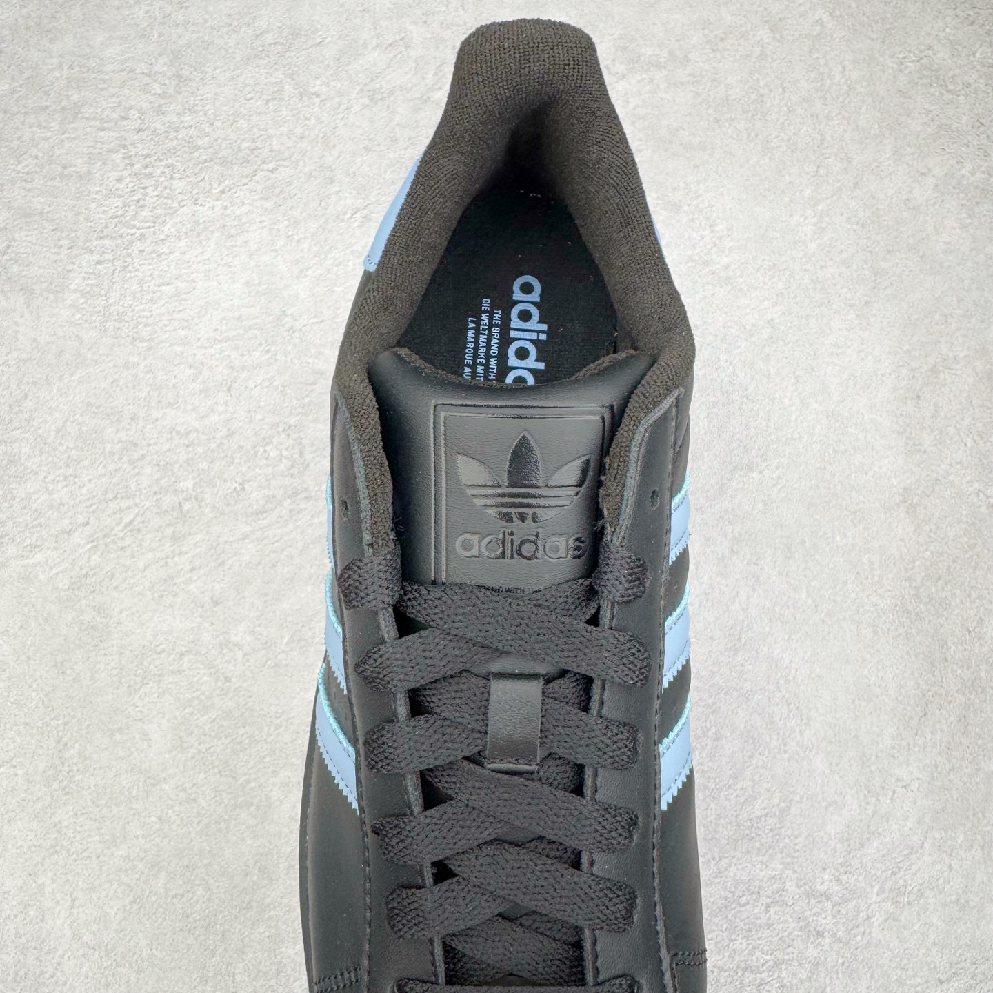 图片[5]-＃XP纯原套现福利 AD Originals Superstar 经典复古贝壳头板鞋 JS1338 诞生于1969年 是第一双将全皮面鞋 身与橡胶鞋头结合在一起的低帮篮球鞋 Superstar最开始 是作为高帮篮球鞋Pro Model的低帮版本而出现的 但因为其独特和醒目的橡胶鞋头造型而让大家熟知 被大家形象地称为\\\”shelltoe\\\”贝壳头 在70年代的美国职业篮球场上 接近3/4的NBA球员都将这双Superstar作为场上用鞋 80年代之后 经过不断的改良和发展 Superstar逐渐成为横跨时装、音乐、街头文化、休闲和运动等各大领域的时尚潮鞋 尺码：36 36.5 37 38 38.5 39 40 40.5 41 42 42.5 43 44 44.5 45-选品中心