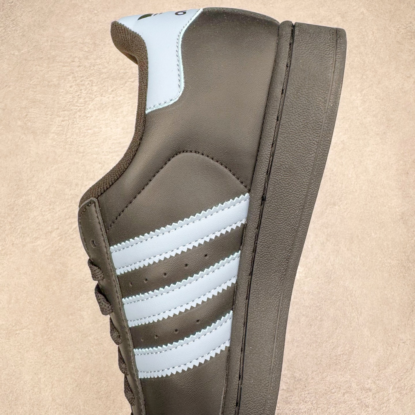 图片[7]-＃XP纯原套现福利 AD Originals Superstar 经典复古贝壳头板鞋 JS1338 诞生于1969年 是第一双将全皮面鞋 身与橡胶鞋头结合在一起的低帮篮球鞋 Superstar最开始 是作为高帮篮球鞋Pro Model的低帮版本而出现的 但因为其独特和醒目的橡胶鞋头造型而让大家熟知 被大家形象地称为\\\”shelltoe\\\”贝壳头 在70年代的美国职业篮球场上 接近3/4的NBA球员都将这双Superstar作为场上用鞋 80年代之后 经过不断的改良和发展 Superstar逐渐成为横跨时装、音乐、街头文化、休闲和运动等各大领域的时尚潮鞋 尺码：36 36.5 37 38 38.5 39 40 40.5 41 42 42.5 43 44 44.5 45-选品中心