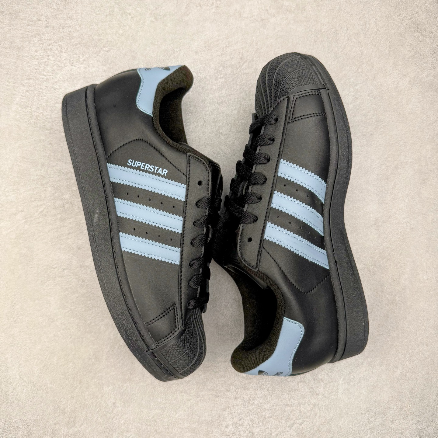 图片[3]-＃XP纯原套现福利 AD Originals Superstar 经典复古贝壳头板鞋 JS1338 诞生于1969年 是第一双将全皮面鞋 身与橡胶鞋头结合在一起的低帮篮球鞋 Superstar最开始 是作为高帮篮球鞋Pro Model的低帮版本而出现的 但因为其独特和醒目的橡胶鞋头造型而让大家熟知 被大家形象地称为\\\”shelltoe\\\”贝壳头 在70年代的美国职业篮球场上 接近3/4的NBA球员都将这双Superstar作为场上用鞋 80年代之后 经过不断的改良和发展 Superstar逐渐成为横跨时装、音乐、街头文化、休闲和运动等各大领域的时尚潮鞋 尺码：36 36.5 37 38 38.5 39 40 40.5 41 42 42.5 43 44 44.5 45-选品中心