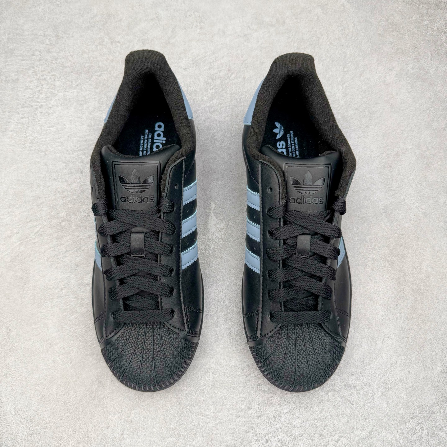 图片[2]-＃XP纯原套现福利 AD Originals Superstar 经典复古贝壳头板鞋 JS1338 诞生于1969年 是第一双将全皮面鞋 身与橡胶鞋头结合在一起的低帮篮球鞋 Superstar最开始 是作为高帮篮球鞋Pro Model的低帮版本而出现的 但因为其独特和醒目的橡胶鞋头造型而让大家熟知 被大家形象地称为\\\”shelltoe\\\”贝壳头 在70年代的美国职业篮球场上 接近3/4的NBA球员都将这双Superstar作为场上用鞋 80年代之后 经过不断的改良和发展 Superstar逐渐成为横跨时装、音乐、街头文化、休闲和运动等各大领域的时尚潮鞋 尺码：36 36.5 37 38 38.5 39 40 40.5 41 42 42.5 43 44 44.5 45-选品中心