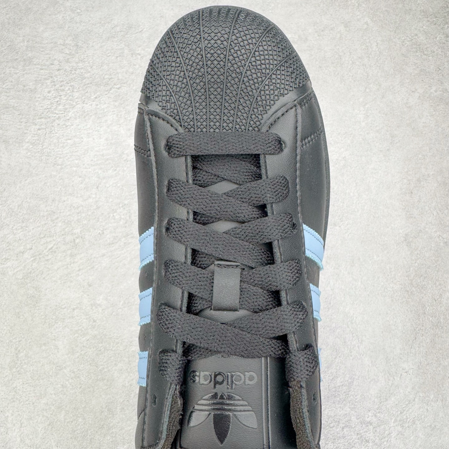 图片[4]-＃XP纯原套现福利 AD Originals Superstar 经典复古贝壳头板鞋 JS1338 诞生于1969年 是第一双将全皮面鞋 身与橡胶鞋头结合在一起的低帮篮球鞋 Superstar最开始 是作为高帮篮球鞋Pro Model的低帮版本而出现的 但因为其独特和醒目的橡胶鞋头造型而让大家熟知 被大家形象地称为\\\”shelltoe\\\”贝壳头 在70年代的美国职业篮球场上 接近3/4的NBA球员都将这双Superstar作为场上用鞋 80年代之后 经过不断的改良和发展 Superstar逐渐成为横跨时装、音乐、街头文化、休闲和运动等各大领域的时尚潮鞋 尺码：36 36.5 37 38 38.5 39 40 40.5 41 42 42.5 43 44 44.5 45-选品中心