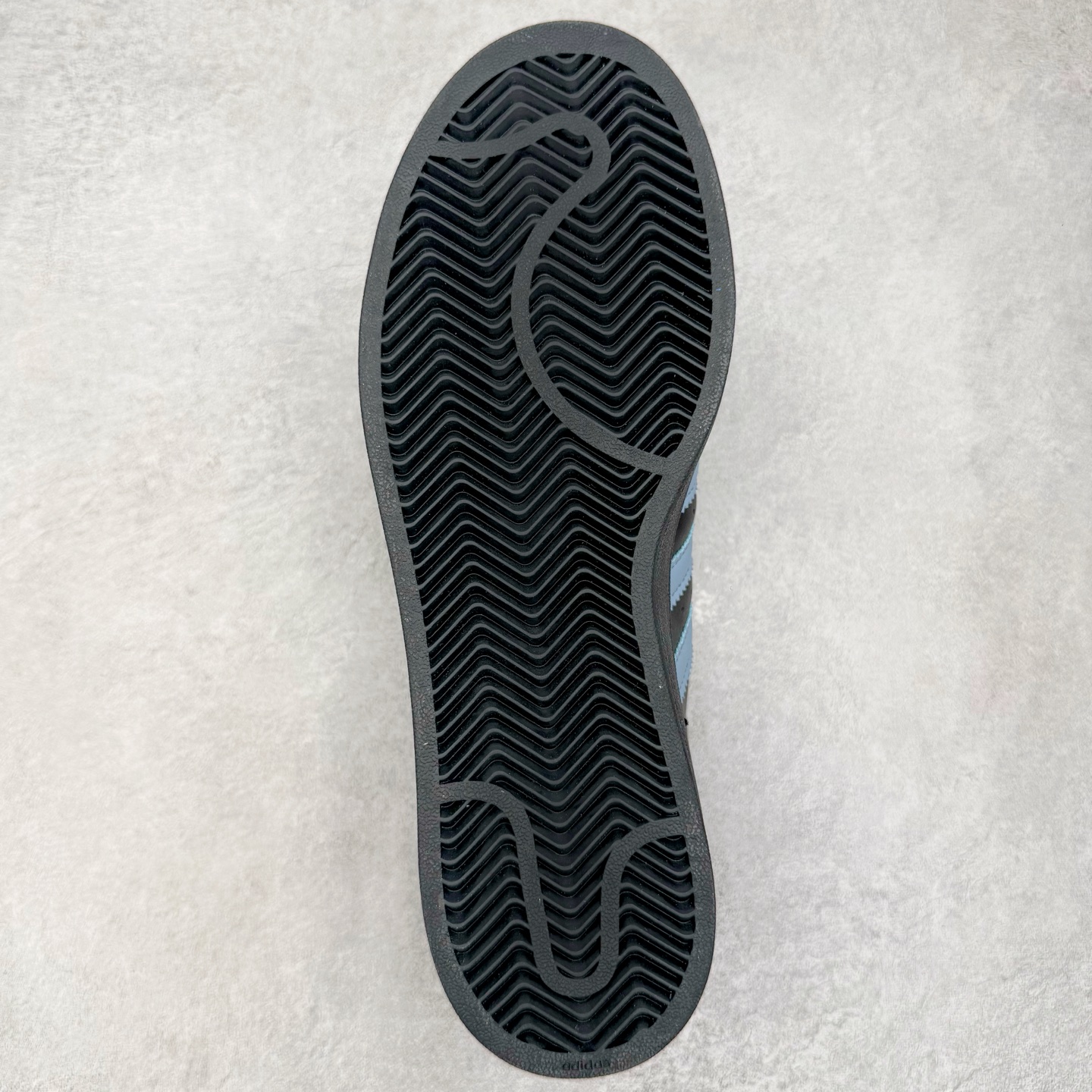 图片[9]-＃XP纯原套现福利 AD Originals Superstar 经典复古贝壳头板鞋 JS1338 诞生于1969年 是第一双将全皮面鞋 身与橡胶鞋头结合在一起的低帮篮球鞋 Superstar最开始 是作为高帮篮球鞋Pro Model的低帮版本而出现的 但因为其独特和醒目的橡胶鞋头造型而让大家熟知 被大家形象地称为\\\”shelltoe\\\”贝壳头 在70年代的美国职业篮球场上 接近3/4的NBA球员都将这双Superstar作为场上用鞋 80年代之后 经过不断的改良和发展 Superstar逐渐成为横跨时装、音乐、街头文化、休闲和运动等各大领域的时尚潮鞋 尺码：36 36.5 37 38 38.5 39 40 40.5 41 42 42.5 43 44 44.5 45-选品中心