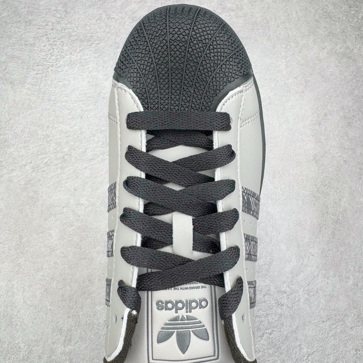 图片[4]-＃XP纯原套现福利 AD Originals Superstar 经典复古贝壳头板鞋 JP6059 诞生于1969年 是第一双将全皮面鞋 身与橡胶鞋头结合在一起的低帮篮球鞋 Superstar最开始 是作为高帮篮球鞋Pro Model的低帮版本而出现的 但因为其独特和醒目的橡胶鞋头造型而让大家熟知 被大家形象地称为\\\”shelltoe\\\”贝壳头 在70年代的美国职业篮球场上 接近3/4的NBA球员都将这双Superstar作为场上用鞋 80年代之后 经过不断的改良和发展 Superstar逐渐成为横跨时装、音乐、街头文化、休闲和运动等各大领域的时尚潮鞋 尺码：36 36.5 37 38 38.5 39 40 40.5 41 42 42.5 43 44 44.5 45-选品中心