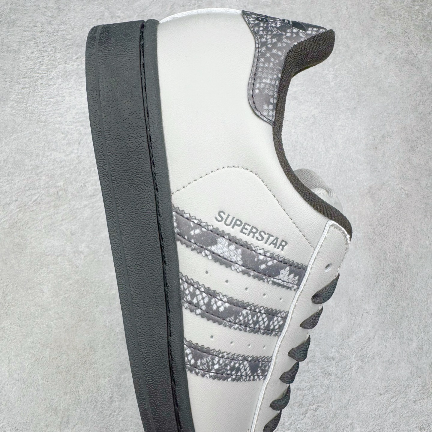 图片[6]-＃XP纯原套现福利 AD Originals Superstar 经典复古贝壳头板鞋 JP6059 诞生于1969年 是第一双将全皮面鞋 身与橡胶鞋头结合在一起的低帮篮球鞋 Superstar最开始 是作为高帮篮球鞋Pro Model的低帮版本而出现的 但因为其独特和醒目的橡胶鞋头造型而让大家熟知 被大家形象地称为\\\”shelltoe\\\”贝壳头 在70年代的美国职业篮球场上 接近3/4的NBA球员都将这双Superstar作为场上用鞋 80年代之后 经过不断的改良和发展 Superstar逐渐成为横跨时装、音乐、街头文化、休闲和运动等各大领域的时尚潮鞋 尺码：36 36.5 37 38 38.5 39 40 40.5 41 42 42.5 43 44 44.5 45-选品中心
