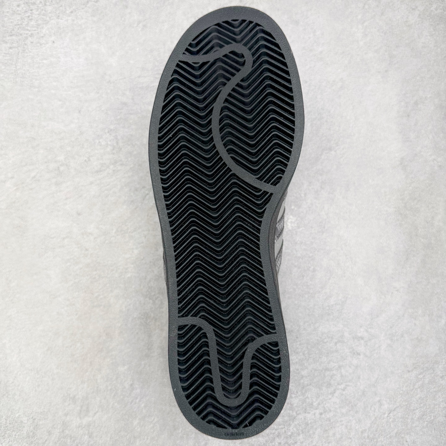 图片[9]-＃XP纯原套现福利 AD Originals Superstar 经典复古贝壳头板鞋 JP6059 诞生于1969年 是第一双将全皮面鞋 身与橡胶鞋头结合在一起的低帮篮球鞋 Superstar最开始 是作为高帮篮球鞋Pro Model的低帮版本而出现的 但因为其独特和醒目的橡胶鞋头造型而让大家熟知 被大家形象地称为\\\”shelltoe\\\”贝壳头 在70年代的美国职业篮球场上 接近3/4的NBA球员都将这双Superstar作为场上用鞋 80年代之后 经过不断的改良和发展 Superstar逐渐成为横跨时装、音乐、街头文化、休闲和运动等各大领域的时尚潮鞋 尺码：36 36.5 37 38 38.5 39 40 40.5 41 42 42.5 43 44 44.5 45-选品中心