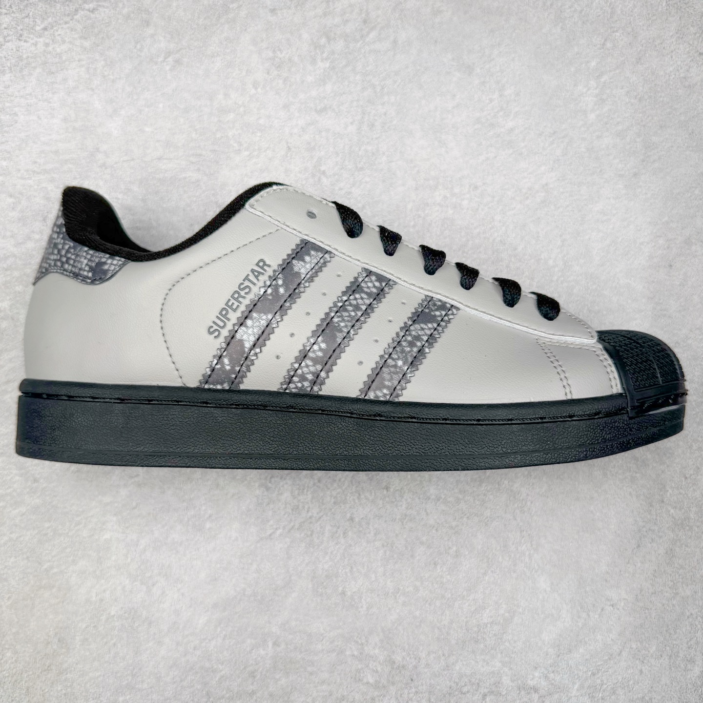 ＃XP纯原套现福利 AD Originals Superstar 经典复古贝壳头板鞋 JP6059 诞生于1969年 是第一双将全皮面鞋 身与橡胶鞋头结合在一起的低帮篮球鞋 Superstar最开始 是作为高帮篮球鞋Pro Model的低帮版本而出现的 但因为其独特和醒目的橡胶鞋头造型而让大家熟知 被大家形象地称为\\\