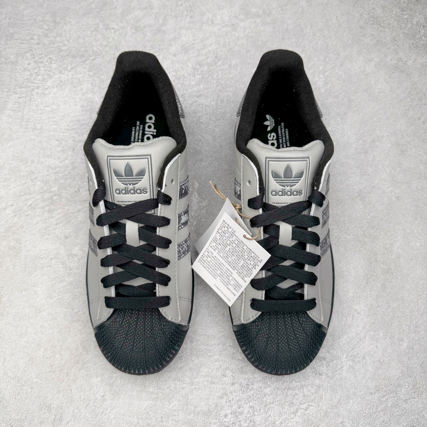 图片[2]-＃XP纯原套现福利 AD Originals Superstar 经典复古贝壳头板鞋 JP6059 诞生于1969年 是第一双将全皮面鞋 身与橡胶鞋头结合在一起的低帮篮球鞋 Superstar最开始 是作为高帮篮球鞋Pro Model的低帮版本而出现的 但因为其独特和醒目的橡胶鞋头造型而让大家熟知 被大家形象地称为\\\”shelltoe\\\”贝壳头 在70年代的美国职业篮球场上 接近3/4的NBA球员都将这双Superstar作为场上用鞋 80年代之后 经过不断的改良和发展 Superstar逐渐成为横跨时装、音乐、街头文化、休闲和运动等各大领域的时尚潮鞋 尺码：36 36.5 37 38 38.5 39 40 40.5 41 42 42.5 43 44 44.5 45-选品中心