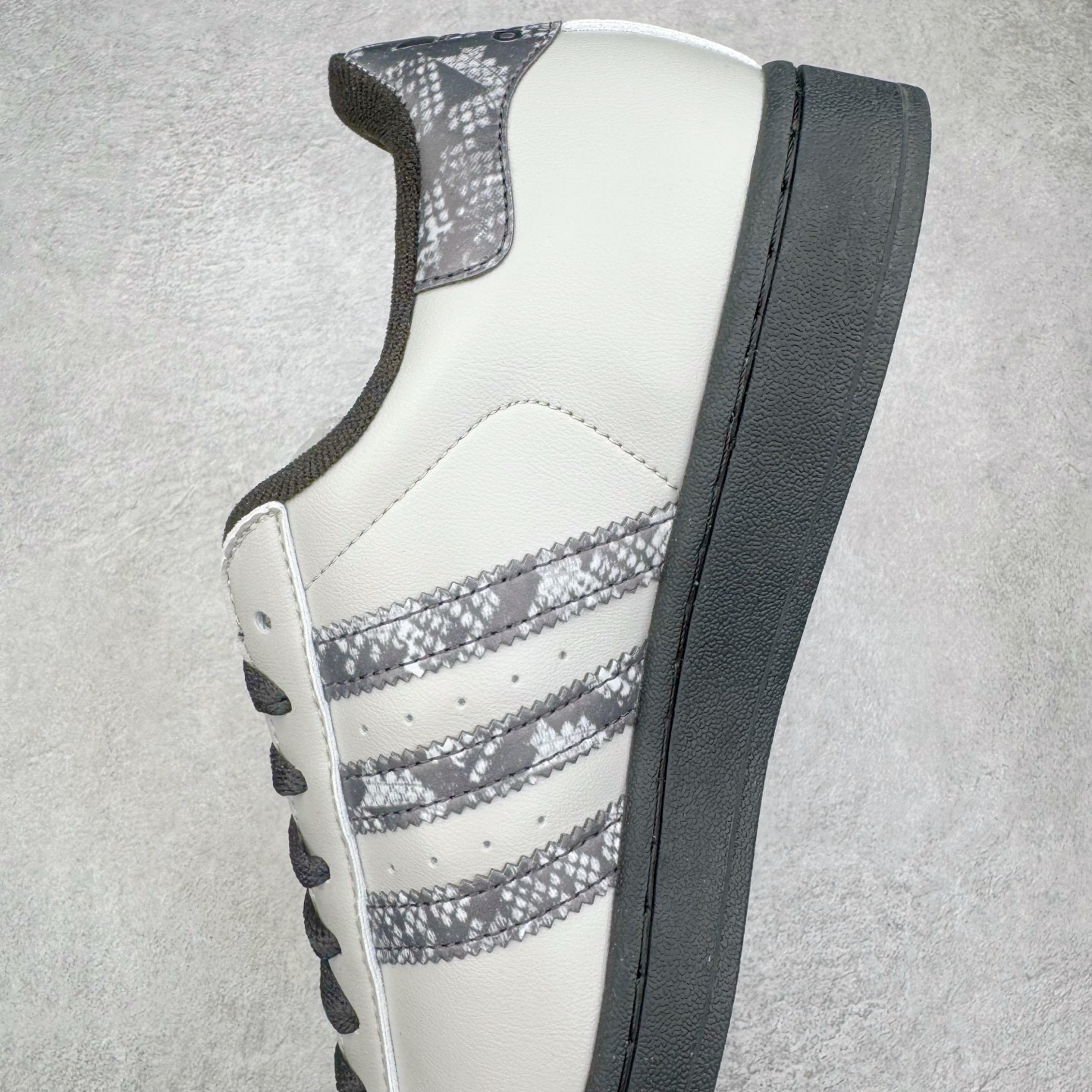 图片[7]-＃XP纯原套现福利 AD Originals Superstar 经典复古贝壳头板鞋 JP6059 诞生于1969年 是第一双将全皮面鞋 身与橡胶鞋头结合在一起的低帮篮球鞋 Superstar最开始 是作为高帮篮球鞋Pro Model的低帮版本而出现的 但因为其独特和醒目的橡胶鞋头造型而让大家熟知 被大家形象地称为\\\”shelltoe\\\”贝壳头 在70年代的美国职业篮球场上 接近3/4的NBA球员都将这双Superstar作为场上用鞋 80年代之后 经过不断的改良和发展 Superstar逐渐成为横跨时装、音乐、街头文化、休闲和运动等各大领域的时尚潮鞋 尺码：36 36.5 37 38 38.5 39 40 40.5 41 42 42.5 43 44 44.5 45-选品中心