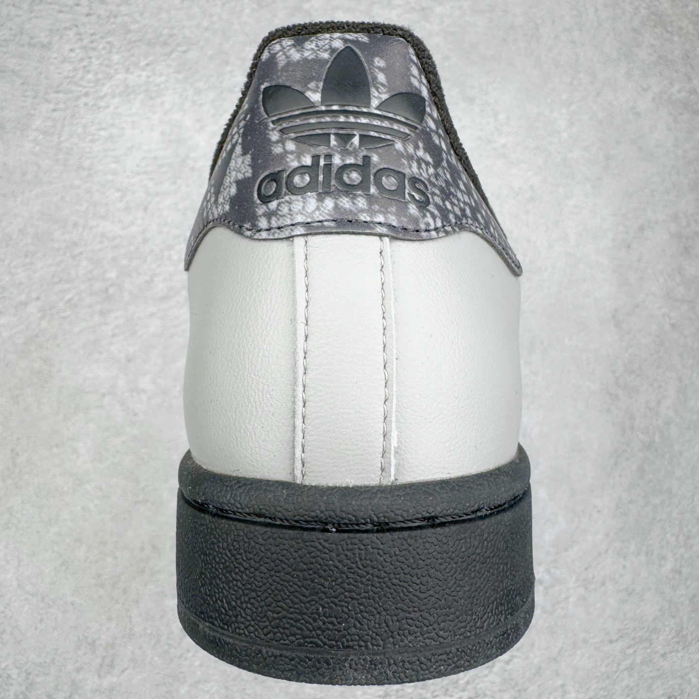 图片[8]-＃XP纯原套现福利 AD Originals Superstar 经典复古贝壳头板鞋 JP6059 诞生于1969年 是第一双将全皮面鞋 身与橡胶鞋头结合在一起的低帮篮球鞋 Superstar最开始 是作为高帮篮球鞋Pro Model的低帮版本而出现的 但因为其独特和醒目的橡胶鞋头造型而让大家熟知 被大家形象地称为\\\”shelltoe\\\”贝壳头 在70年代的美国职业篮球场上 接近3/4的NBA球员都将这双Superstar作为场上用鞋 80年代之后 经过不断的改良和发展 Superstar逐渐成为横跨时装、音乐、街头文化、休闲和运动等各大领域的时尚潮鞋 尺码：36 36.5 37 38 38.5 39 40 40.5 41 42 42.5 43 44 44.5 45-选品中心