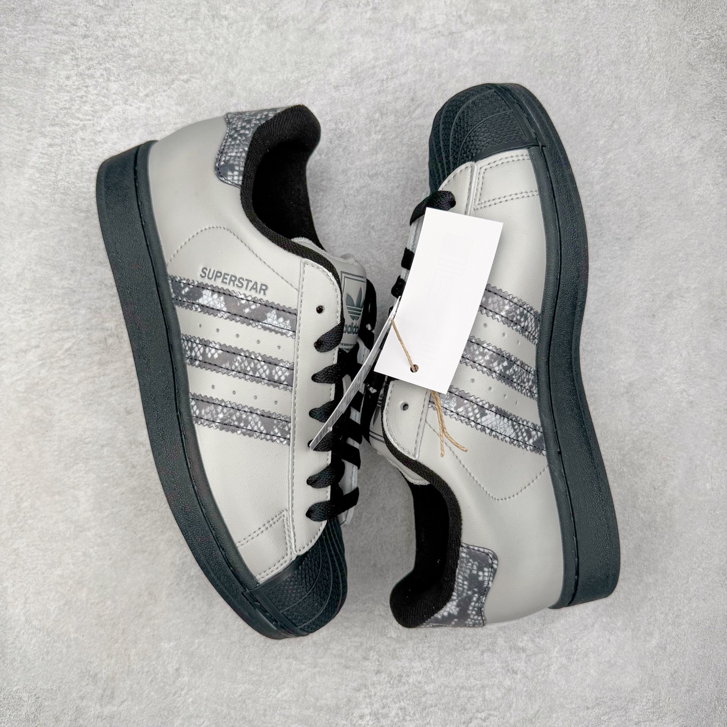 图片[3]-＃XP纯原套现福利 AD Originals Superstar 经典复古贝壳头板鞋 JP6059 诞生于1969年 是第一双将全皮面鞋 身与橡胶鞋头结合在一起的低帮篮球鞋 Superstar最开始 是作为高帮篮球鞋Pro Model的低帮版本而出现的 但因为其独特和醒目的橡胶鞋头造型而让大家熟知 被大家形象地称为\\\”shelltoe\\\”贝壳头 在70年代的美国职业篮球场上 接近3/4的NBA球员都将这双Superstar作为场上用鞋 80年代之后 经过不断的改良和发展 Superstar逐渐成为横跨时装、音乐、街头文化、休闲和运动等各大领域的时尚潮鞋 尺码：36 36.5 37 38 38.5 39 40 40.5 41 42 42.5 43 44 44.5 45-选品中心