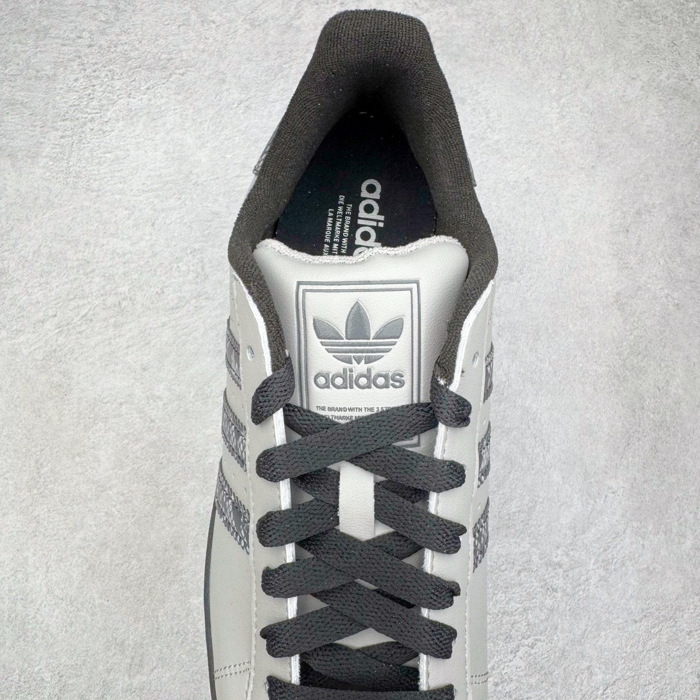 图片[5]-＃XP纯原套现福利 AD Originals Superstar 经典复古贝壳头板鞋 JP6059 诞生于1969年 是第一双将全皮面鞋 身与橡胶鞋头结合在一起的低帮篮球鞋 Superstar最开始 是作为高帮篮球鞋Pro Model的低帮版本而出现的 但因为其独特和醒目的橡胶鞋头造型而让大家熟知 被大家形象地称为\\\”shelltoe\\\”贝壳头 在70年代的美国职业篮球场上 接近3/4的NBA球员都将这双Superstar作为场上用鞋 80年代之后 经过不断的改良和发展 Superstar逐渐成为横跨时装、音乐、街头文化、休闲和运动等各大领域的时尚潮鞋 尺码：36 36.5 37 38 38.5 39 40 40.5 41 42 42.5 43 44 44.5 45-选品中心