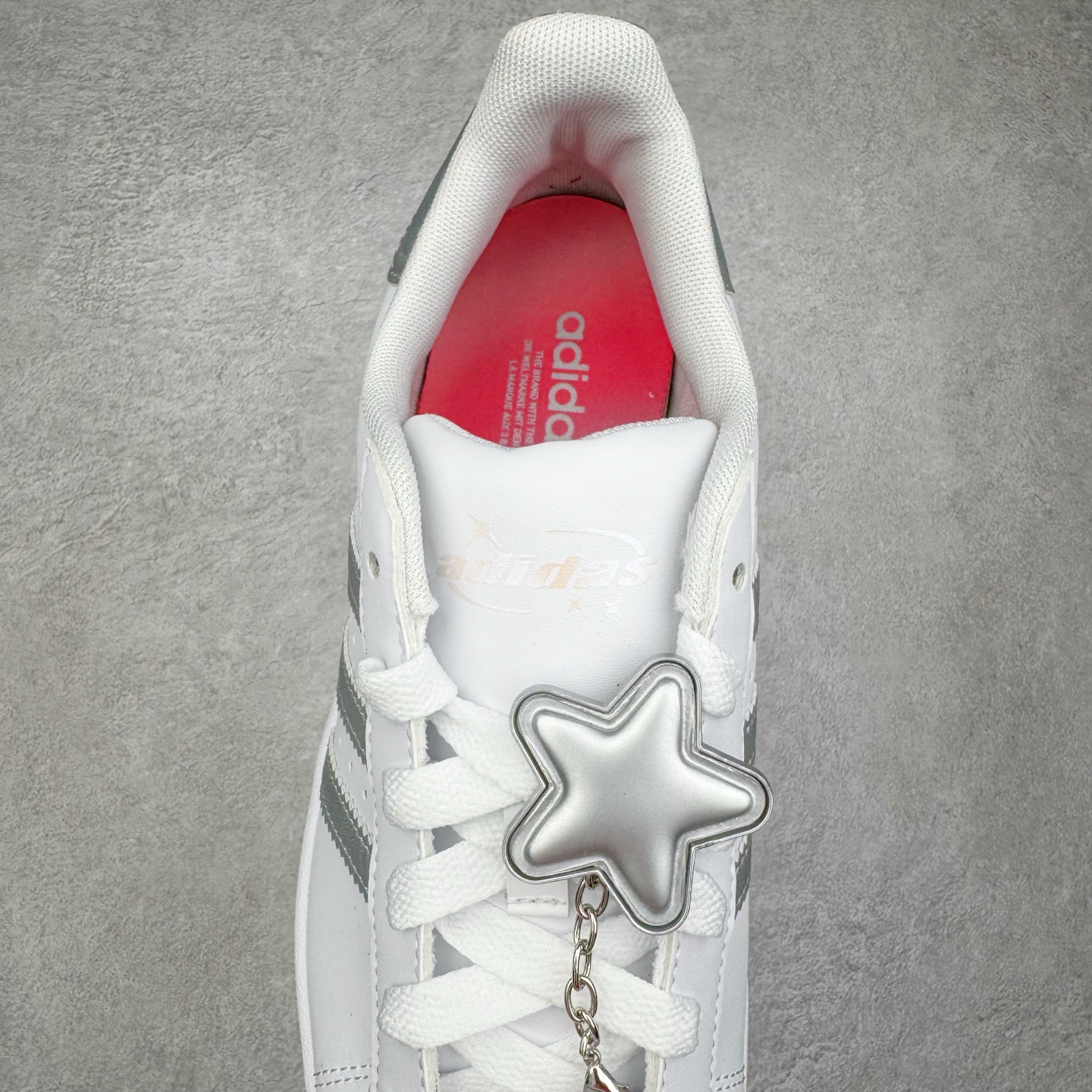 图片[5]-＃XP纯原套现福利 AD Originals Superstar 经典复古贝壳头板鞋 JQ8777 诞生于1969年 是第一双将全皮面鞋 身与橡胶鞋头结合在一起的低帮篮球鞋 Superstar最开始 是作为高帮篮球鞋Pro Model的低帮版本而出现的 但因为其独特和醒目的橡胶鞋头造型而让大家熟知 被大家形象地称为\\\”shelltoe\\\”贝壳头 在70年代的美国职业篮球场上 接近3/4的NBA球员都将这双Superstar作为场上用鞋 80年代之后 经过不断的改良和发展 Superstar逐渐成为横跨时装、音乐、街头文化、休闲和运动等各大领域的时尚潮鞋 尺码：36 36.5 37 38 38.5 39 40 40.5 41 42 42.5 43 44 44.5 45-选品中心