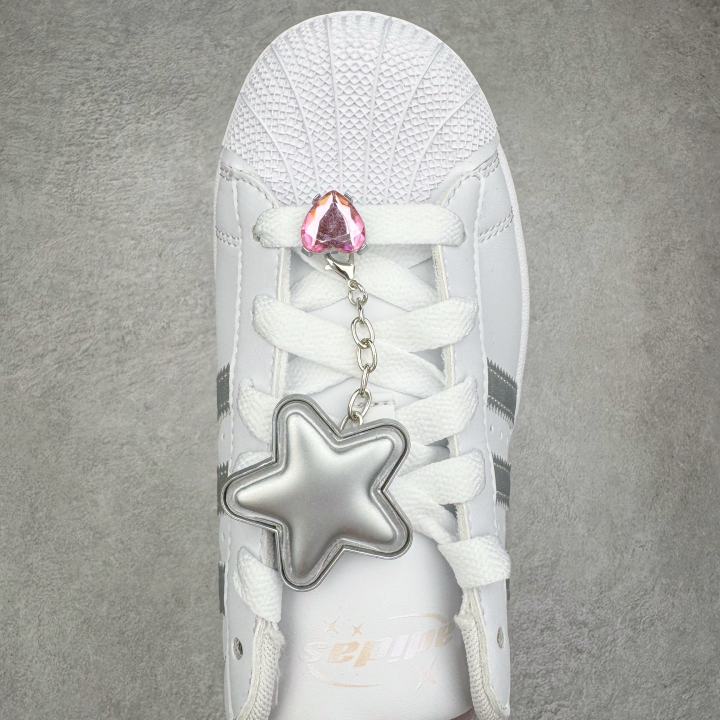 图片[4]-＃XP纯原套现福利 AD Originals Superstar 经典复古贝壳头板鞋 JQ8777 诞生于1969年 是第一双将全皮面鞋 身与橡胶鞋头结合在一起的低帮篮球鞋 Superstar最开始 是作为高帮篮球鞋Pro Model的低帮版本而出现的 但因为其独特和醒目的橡胶鞋头造型而让大家熟知 被大家形象地称为\\\”shelltoe\\\”贝壳头 在70年代的美国职业篮球场上 接近3/4的NBA球员都将这双Superstar作为场上用鞋 80年代之后 经过不断的改良和发展 Superstar逐渐成为横跨时装、音乐、街头文化、休闲和运动等各大领域的时尚潮鞋 尺码：36 36.5 37 38 38.5 39 40 40.5 41 42 42.5 43 44 44.5 45-选品中心