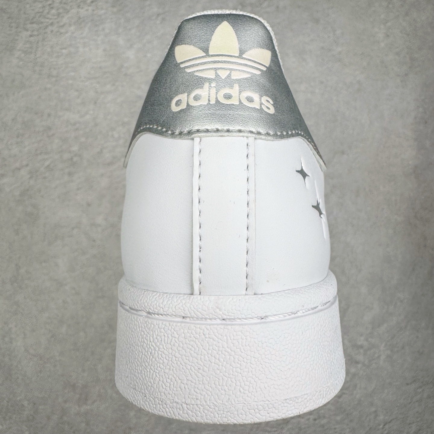 图片[8]-＃XP纯原套现福利 AD Originals Superstar 经典复古贝壳头板鞋 JQ8777 诞生于1969年 是第一双将全皮面鞋 身与橡胶鞋头结合在一起的低帮篮球鞋 Superstar最开始 是作为高帮篮球鞋Pro Model的低帮版本而出现的 但因为其独特和醒目的橡胶鞋头造型而让大家熟知 被大家形象地称为\\\”shelltoe\\\”贝壳头 在70年代的美国职业篮球场上 接近3/4的NBA球员都将这双Superstar作为场上用鞋 80年代之后 经过不断的改良和发展 Superstar逐渐成为横跨时装、音乐、街头文化、休闲和运动等各大领域的时尚潮鞋 尺码：36 36.5 37 38 38.5 39 40 40.5 41 42 42.5 43 44 44.5 45-选品中心