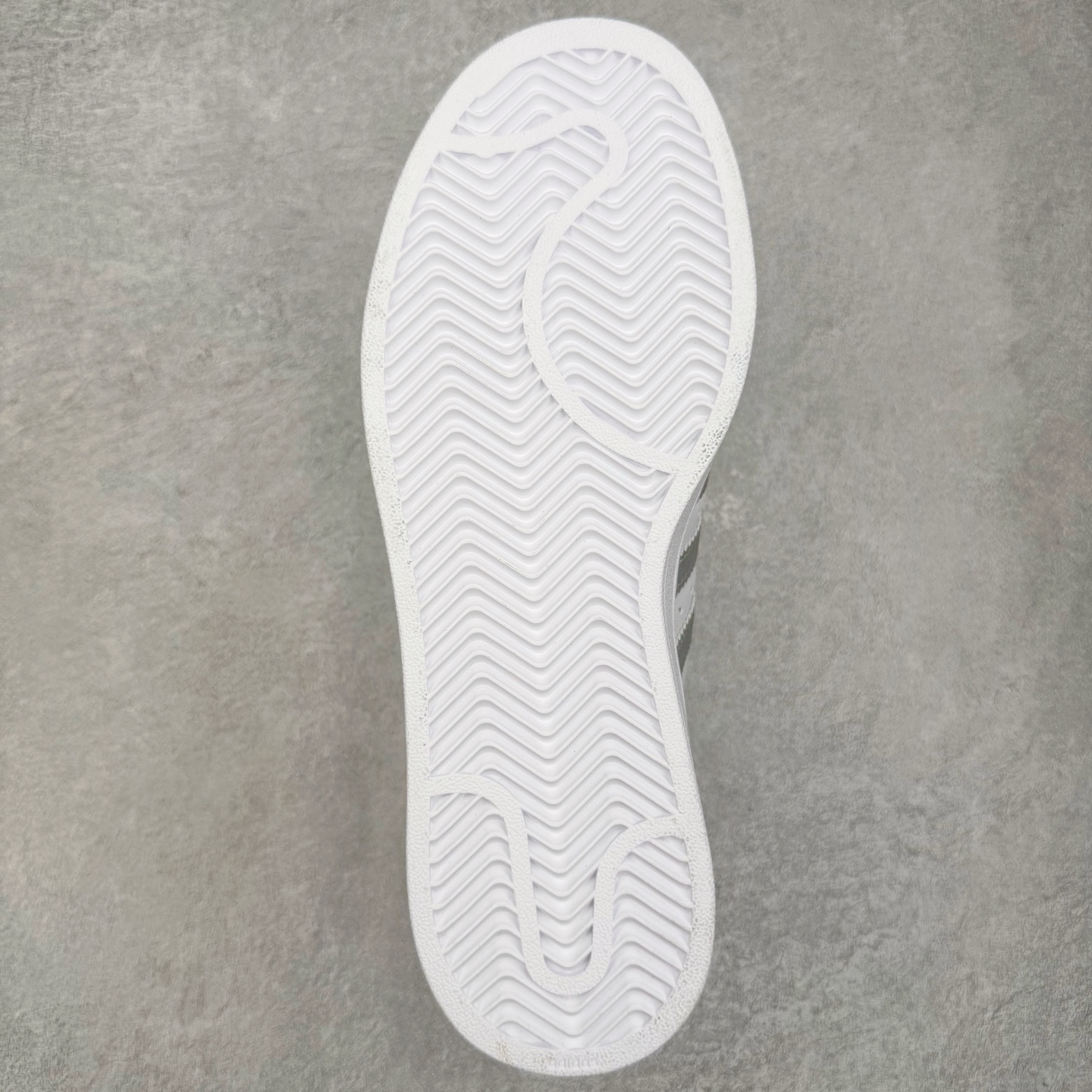 图片[9]-＃XP纯原套现福利 AD Originals Superstar 经典复古贝壳头板鞋 JQ8777 诞生于1969年 是第一双将全皮面鞋 身与橡胶鞋头结合在一起的低帮篮球鞋 Superstar最开始 是作为高帮篮球鞋Pro Model的低帮版本而出现的 但因为其独特和醒目的橡胶鞋头造型而让大家熟知 被大家形象地称为\\\”shelltoe\\\”贝壳头 在70年代的美国职业篮球场上 接近3/4的NBA球员都将这双Superstar作为场上用鞋 80年代之后 经过不断的改良和发展 Superstar逐渐成为横跨时装、音乐、街头文化、休闲和运动等各大领域的时尚潮鞋 尺码：36 36.5 37 38 38.5 39 40 40.5 41 42 42.5 43 44 44.5 45-选品中心