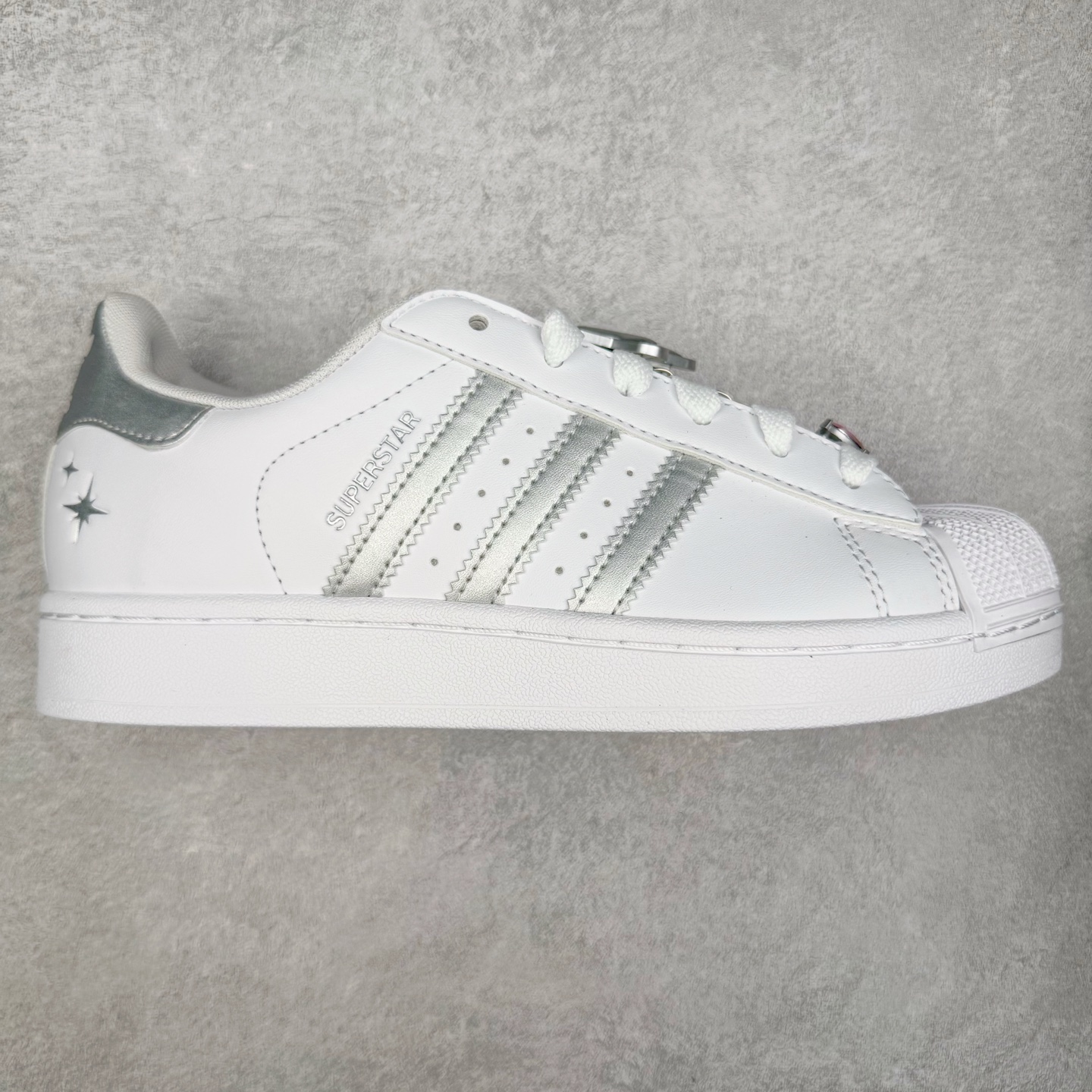 ＃XP纯原套现福利 AD Originals Superstar 经典复古贝壳头板鞋 诞生于1969年 是第一双将全皮面鞋 身与橡胶鞋头结合在一起的低帮篮球鞋 Superstar最开始 是作为高帮篮球鞋Pro Model的低帮版本而出现的 但因为其独特和醒目的橡胶鞋头造型而让大家熟知 被大家形象地称为\\\