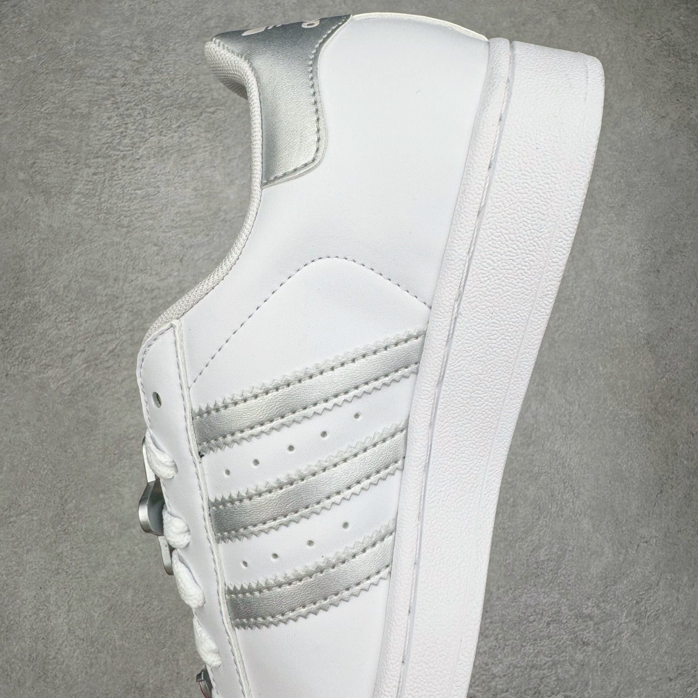 图片[7]-＃XP纯原套现福利 AD Originals Superstar 经典复古贝壳头板鞋 JQ8777 诞生于1969年 是第一双将全皮面鞋 身与橡胶鞋头结合在一起的低帮篮球鞋 Superstar最开始 是作为高帮篮球鞋Pro Model的低帮版本而出现的 但因为其独特和醒目的橡胶鞋头造型而让大家熟知 被大家形象地称为\\\”shelltoe\\\”贝壳头 在70年代的美国职业篮球场上 接近3/4的NBA球员都将这双Superstar作为场上用鞋 80年代之后 经过不断的改良和发展 Superstar逐渐成为横跨时装、音乐、街头文化、休闲和运动等各大领域的时尚潮鞋 尺码：36 36.5 37 38 38.5 39 40 40.5 41 42 42.5 43 44 44.5 45-选品中心