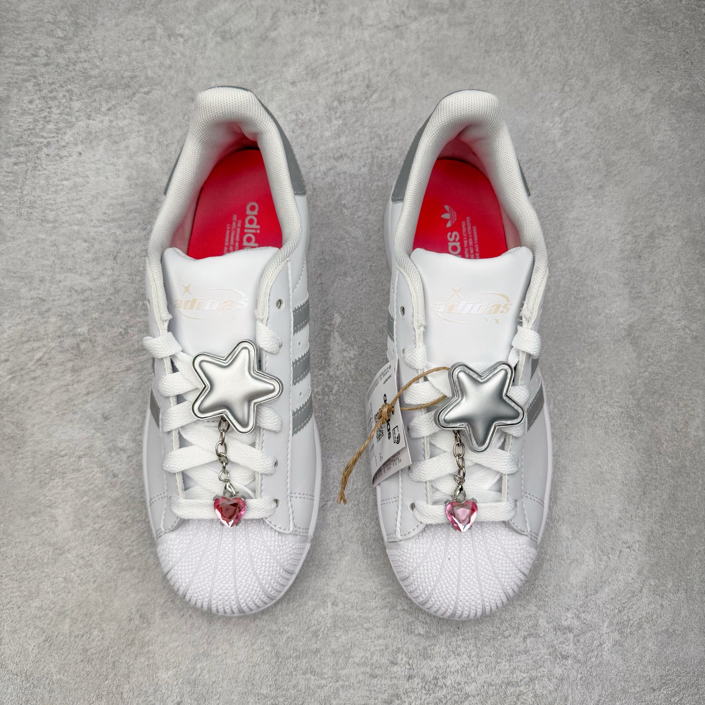 图片[2]-＃XP纯原套现福利 AD Originals Superstar 经典复古贝壳头板鞋 JQ8777 诞生于1969年 是第一双将全皮面鞋 身与橡胶鞋头结合在一起的低帮篮球鞋 Superstar最开始 是作为高帮篮球鞋Pro Model的低帮版本而出现的 但因为其独特和醒目的橡胶鞋头造型而让大家熟知 被大家形象地称为\\\”shelltoe\\\”贝壳头 在70年代的美国职业篮球场上 接近3/4的NBA球员都将这双Superstar作为场上用鞋 80年代之后 经过不断的改良和发展 Superstar逐渐成为横跨时装、音乐、街头文化、休闲和运动等各大领域的时尚潮鞋 尺码：36 36.5 37 38 38.5 39 40 40.5 41 42 42.5 43 44 44.5 45-选品中心