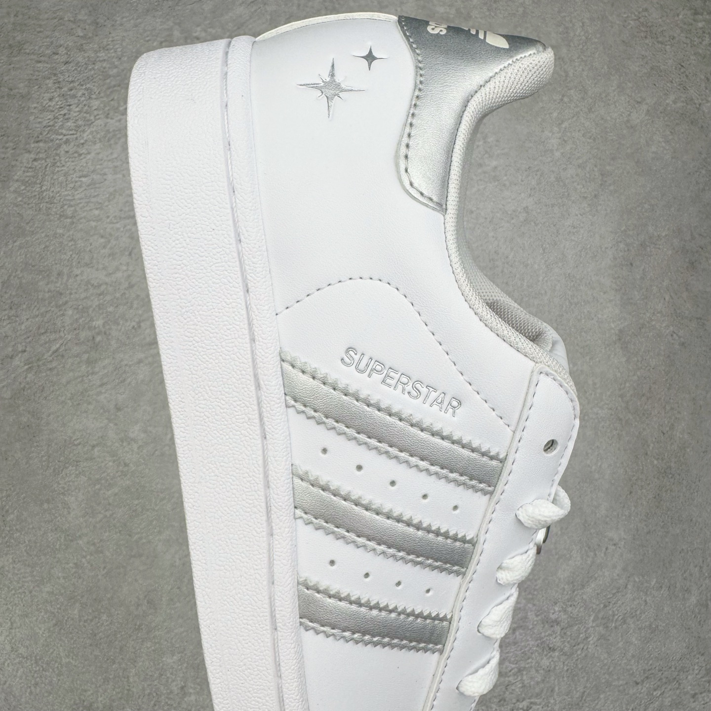 图片[6]-＃XP纯原套现福利 AD Originals Superstar 经典复古贝壳头板鞋 JQ8777 诞生于1969年 是第一双将全皮面鞋 身与橡胶鞋头结合在一起的低帮篮球鞋 Superstar最开始 是作为高帮篮球鞋Pro Model的低帮版本而出现的 但因为其独特和醒目的橡胶鞋头造型而让大家熟知 被大家形象地称为\\\”shelltoe\\\”贝壳头 在70年代的美国职业篮球场上 接近3/4的NBA球员都将这双Superstar作为场上用鞋 80年代之后 经过不断的改良和发展 Superstar逐渐成为横跨时装、音乐、街头文化、休闲和运动等各大领域的时尚潮鞋 尺码：36 36.5 37 38 38.5 39 40 40.5 41 42 42.5 43 44 44.5 45-选品中心