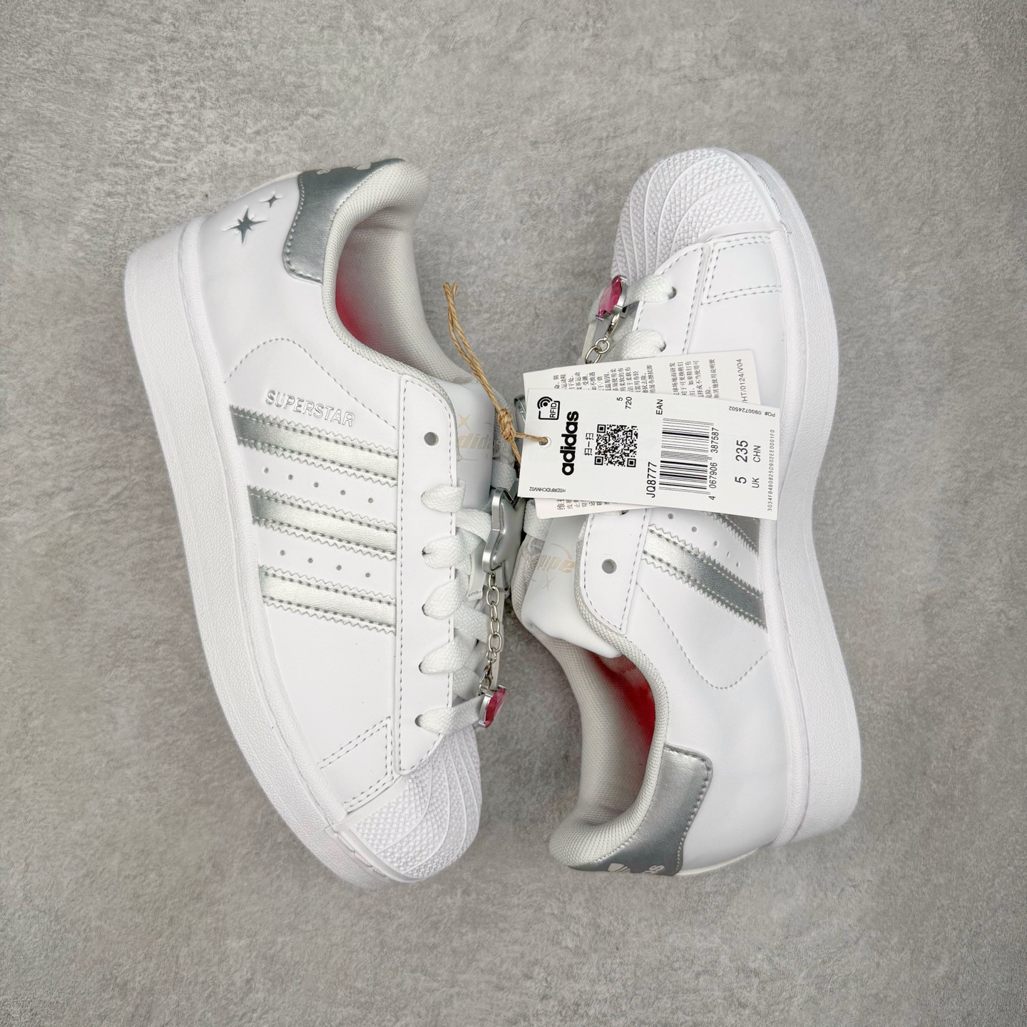 图片[3]-＃XP纯原套现福利 AD Originals Superstar 经典复古贝壳头板鞋 JQ8777 诞生于1969年 是第一双将全皮面鞋 身与橡胶鞋头结合在一起的低帮篮球鞋 Superstar最开始 是作为高帮篮球鞋Pro Model的低帮版本而出现的 但因为其独特和醒目的橡胶鞋头造型而让大家熟知 被大家形象地称为\\\”shelltoe\\\”贝壳头 在70年代的美国职业篮球场上 接近3/4的NBA球员都将这双Superstar作为场上用鞋 80年代之后 经过不断的改良和发展 Superstar逐渐成为横跨时装、音乐、街头文化、休闲和运动等各大领域的时尚潮鞋 尺码：36 36.5 37 38 38.5 39 40 40.5 41 42 42.5 43 44 44.5 45-选品中心