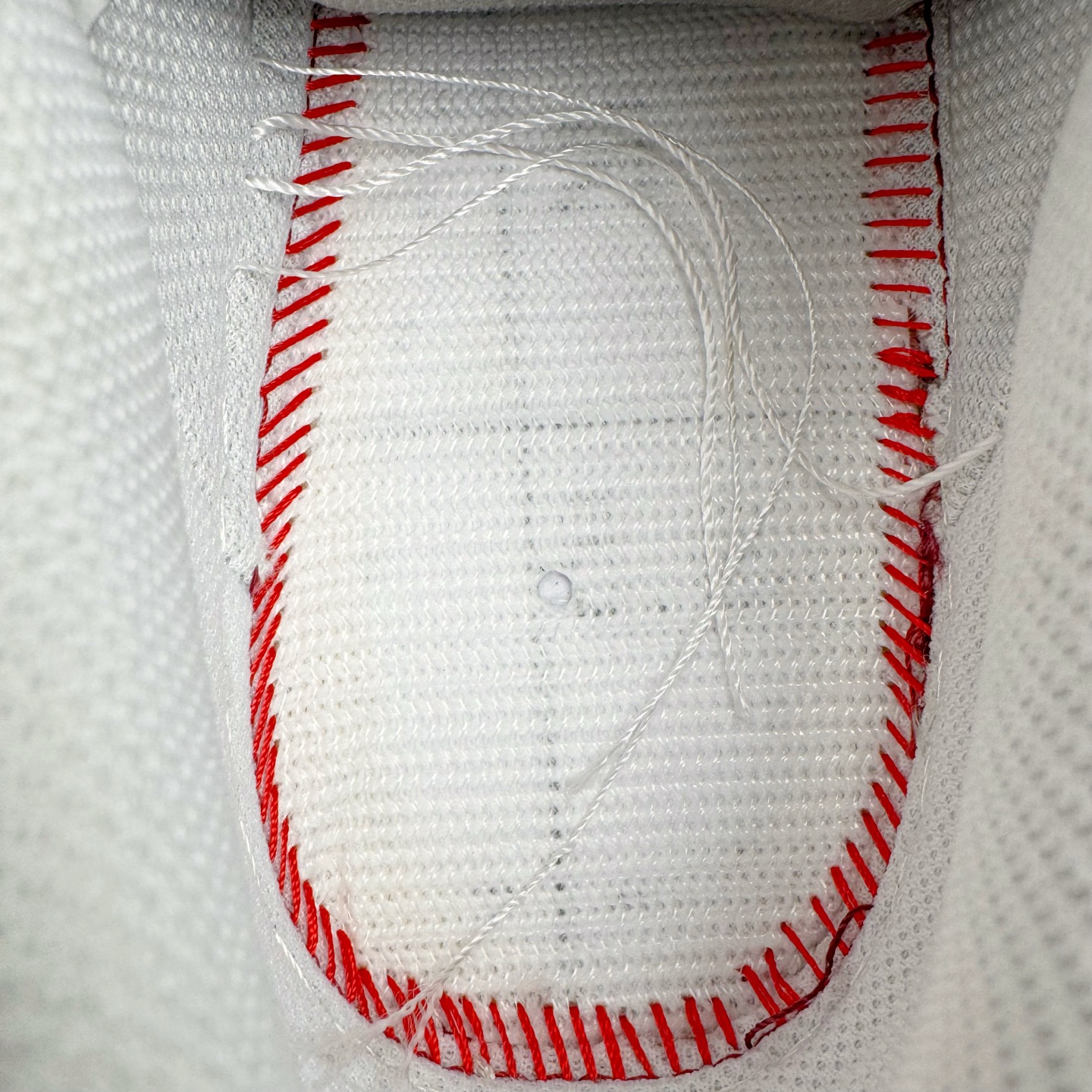 图片[10]-＃LZ NK Air Force 1 Low \’07 空军一号低帮经典板鞋 纯白 CW2288-111 同步官方2022全新版本 不规则波浪大底咬花 全鞋电脑针车 工整有序 视觉效果满分 原厂拉帮手法 标准四线 密度针距针孔大小控制到位 原装反口里网布海绵 正确卡色网眼大小 新版鞋撑改用纸团代替 原厂港宝加持完美还原灵魂版型 原盒原配从里到外百分百还原 原厂全头层原厂皮料 原标原盒 内置Sole气垫 中底白色背胶 中底划线 已经无限的接近公司 原厂楦头 原厂刺绣 后跟弧度修正 独家私模最大开发到47.5 尺码：35.5 36 36.5 37.5 38 38.5 39 40 40.5 41 42 42.5 43 44 44.5 45 46 47.5-选品中心