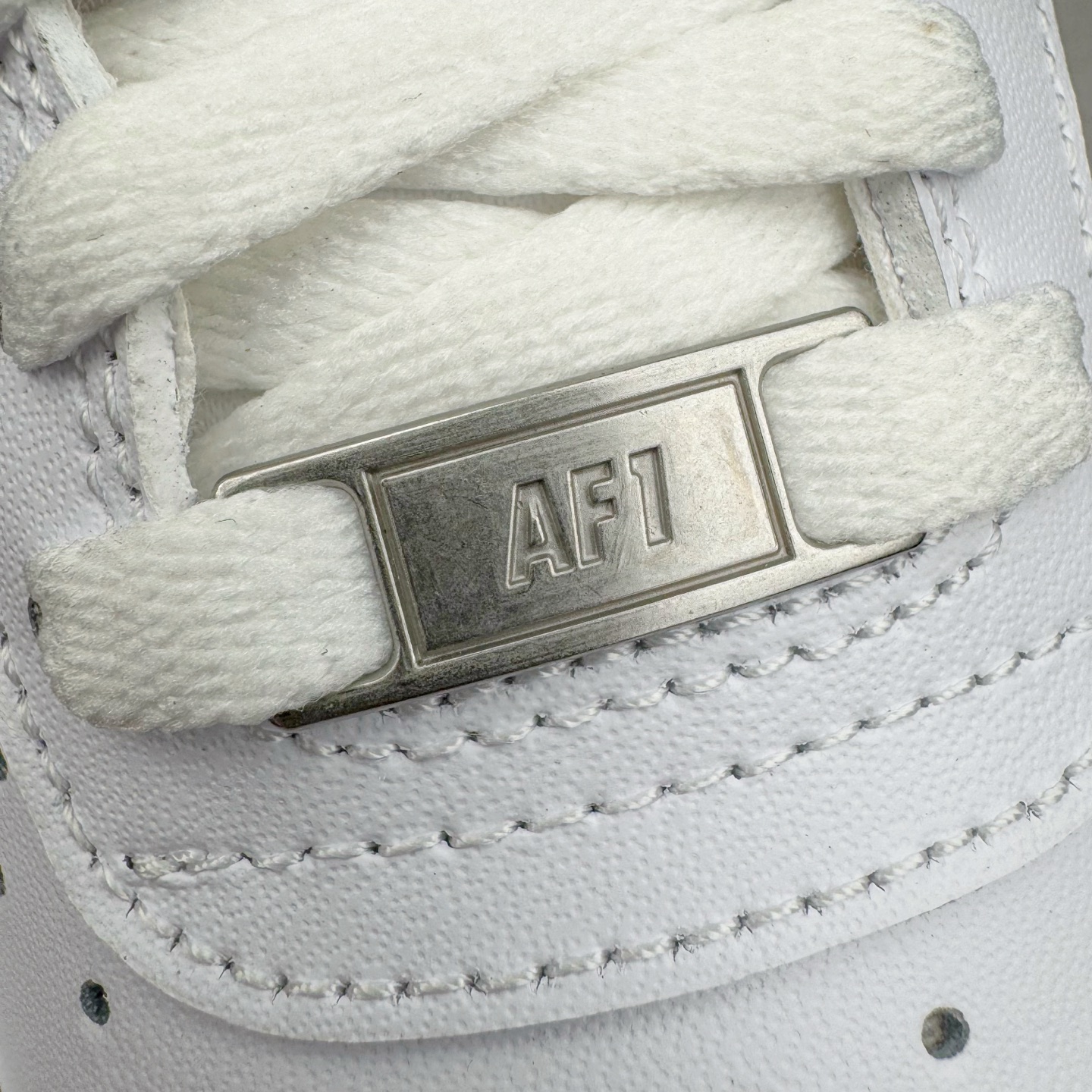 图片[16]-＃LZ NK Air Force 1 Low \’07 空军一号低帮经典板鞋 纯白 CW2288-111 同步官方2022全新版本 不规则波浪大底咬花 全鞋电脑针车 工整有序 视觉效果满分 原厂拉帮手法 标准四线 密度针距针孔大小控制到位 原装反口里网布海绵 正确卡色网眼大小 新版鞋撑改用纸团代替 原厂港宝加持完美还原灵魂版型 原盒原配从里到外百分百还原 原厂全头层原厂皮料 原标原盒 内置Sole气垫 中底白色背胶 中底划线 已经无限的接近公司 原厂楦头 原厂刺绣 后跟弧度修正 独家私模最大开发到47.5 尺码：35.5 36 36.5 37.5 38 38.5 39 40 40.5 41 42 42.5 43 44 44.5 45 46 47.5-选品中心