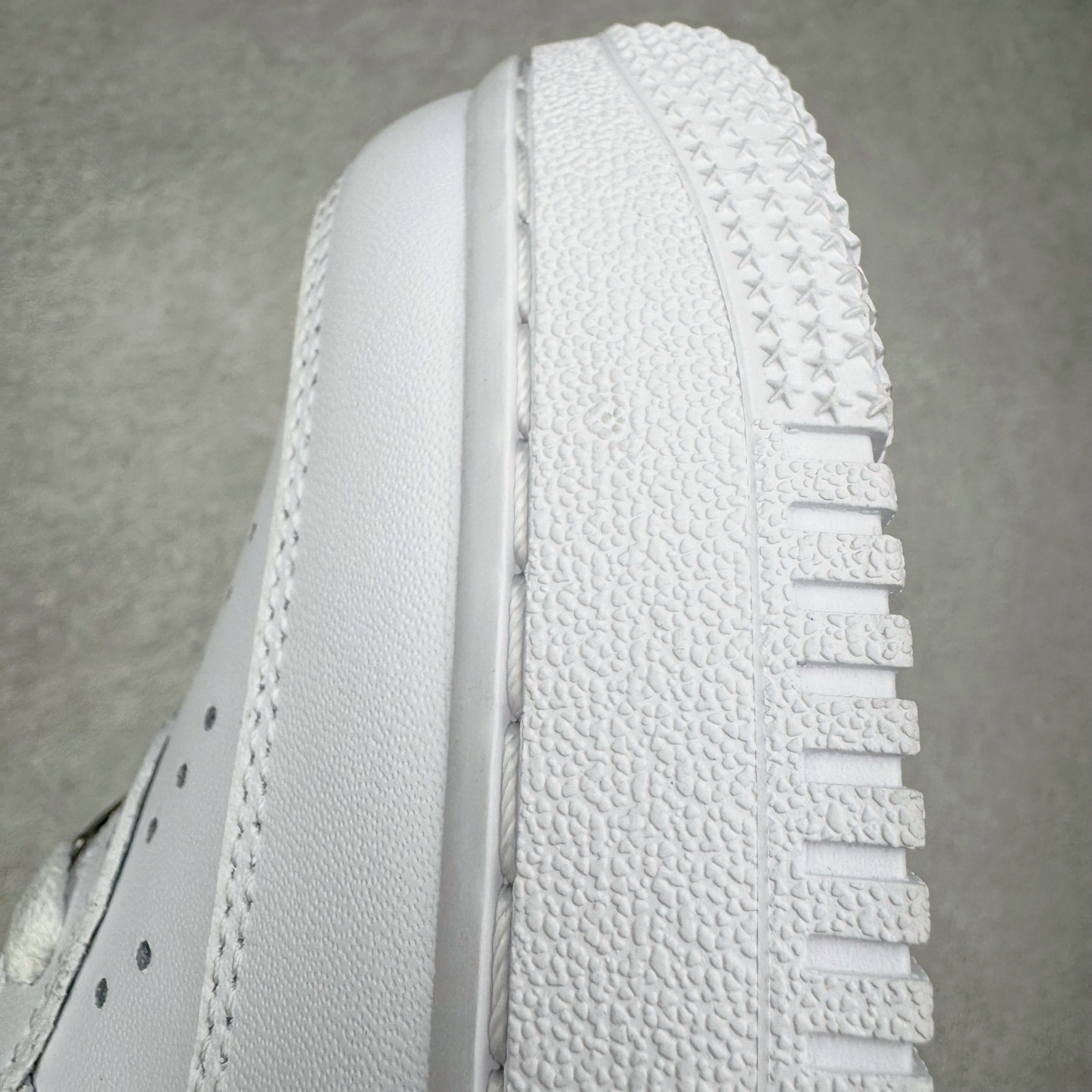 图片[18]-＃LZ NK Air Force 1 Low \’07 空军一号低帮经典板鞋 纯白 CW2288-111 同步官方2022全新版本 不规则波浪大底咬花 全鞋电脑针车 工整有序 视觉效果满分 原厂拉帮手法 标准四线 密度针距针孔大小控制到位 原装反口里网布海绵 正确卡色网眼大小 新版鞋撑改用纸团代替 原厂港宝加持完美还原灵魂版型 原盒原配从里到外百分百还原 原厂全头层原厂皮料 原标原盒 内置Sole气垫 中底白色背胶 中底划线 已经无限的接近公司 原厂楦头 原厂刺绣 后跟弧度修正 独家私模最大开发到47.5 尺码：35.5 36 36.5 37.5 38 38.5 39 40 40.5 41 42 42.5 43 44 44.5 45 46 47.5-选品中心