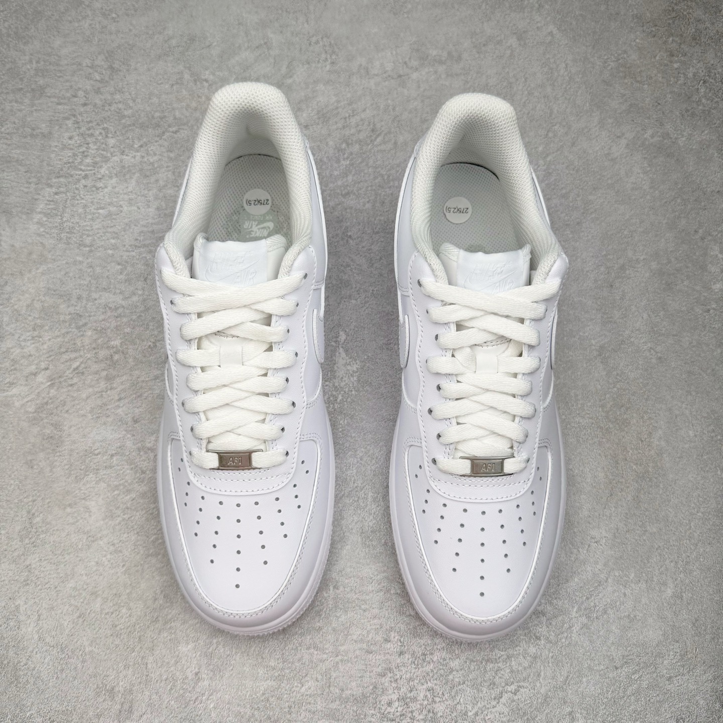 图片[2]-＃LZ NK Air Force 1 Low \’07 空军一号低帮经典板鞋 纯白 CW2288-111 同步官方2022全新版本 不规则波浪大底咬花 全鞋电脑针车 工整有序 视觉效果满分 原厂拉帮手法 标准四线 密度针距针孔大小控制到位 原装反口里网布海绵 正确卡色网眼大小 新版鞋撑改用纸团代替 原厂港宝加持完美还原灵魂版型 原盒原配从里到外百分百还原 原厂全头层原厂皮料 原标原盒 内置Sole气垫 中底白色背胶 中底划线 已经无限的接近公司 原厂楦头 原厂刺绣 后跟弧度修正 独家私模最大开发到47.5 尺码：35.5 36 36.5 37.5 38 38.5 39 40 40.5 41 42 42.5 43 44 44.5 45 46 47.5-选品中心