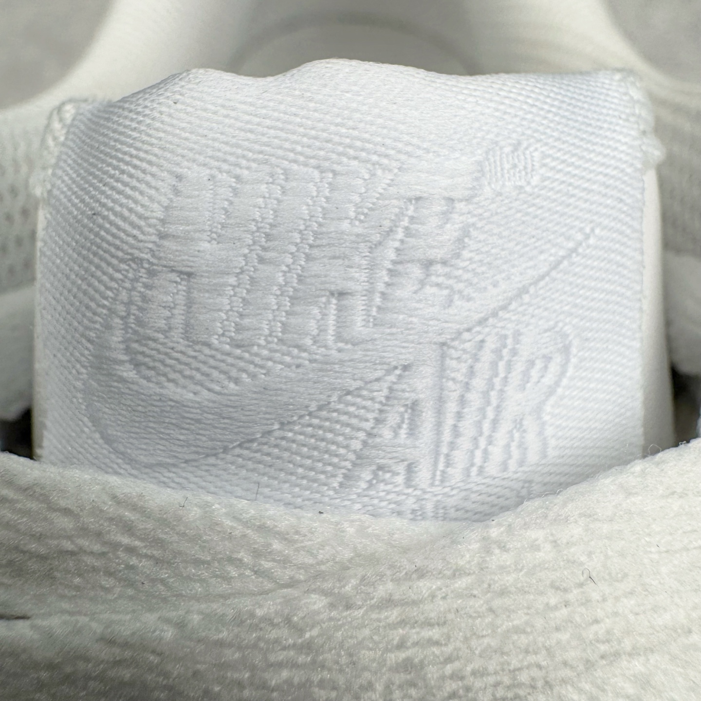 图片[15]-＃LZ NK Air Force 1 Low \’07 空军一号低帮经典板鞋 纯白 CW2288-111 同步官方2022全新版本 不规则波浪大底咬花 全鞋电脑针车 工整有序 视觉效果满分 原厂拉帮手法 标准四线 密度针距针孔大小控制到位 原装反口里网布海绵 正确卡色网眼大小 新版鞋撑改用纸团代替 原厂港宝加持完美还原灵魂版型 原盒原配从里到外百分百还原 原厂全头层原厂皮料 原标原盒 内置Sole气垫 中底白色背胶 中底划线 已经无限的接近公司 原厂楦头 原厂刺绣 后跟弧度修正 独家私模最大开发到47.5 尺码：35.5 36 36.5 37.5 38 38.5 39 40 40.5 41 42 42.5 43 44 44.5 45 46 47.5-选品中心