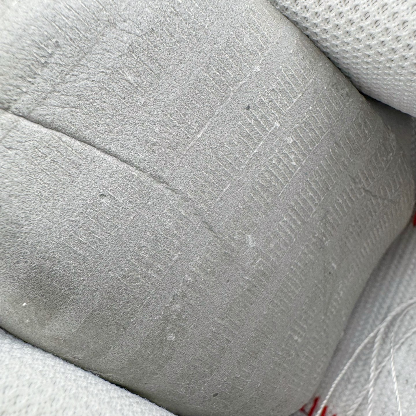 图片[11]-＃LZ NK Air Force 1 Low \’07 空军一号低帮经典板鞋 纯白 CW2288-111 同步官方2022全新版本 不规则波浪大底咬花 全鞋电脑针车 工整有序 视觉效果满分 原厂拉帮手法 标准四线 密度针距针孔大小控制到位 原装反口里网布海绵 正确卡色网眼大小 新版鞋撑改用纸团代替 原厂港宝加持完美还原灵魂版型 原盒原配从里到外百分百还原 原厂全头层原厂皮料 原标原盒 内置Sole气垫 中底白色背胶 中底划线 已经无限的接近公司 原厂楦头 原厂刺绣 后跟弧度修正 独家私模最大开发到47.5 尺码：35.5 36 36.5 37.5 38 38.5 39 40 40.5 41 42 42.5 43 44 44.5 45 46 47.5-选品中心