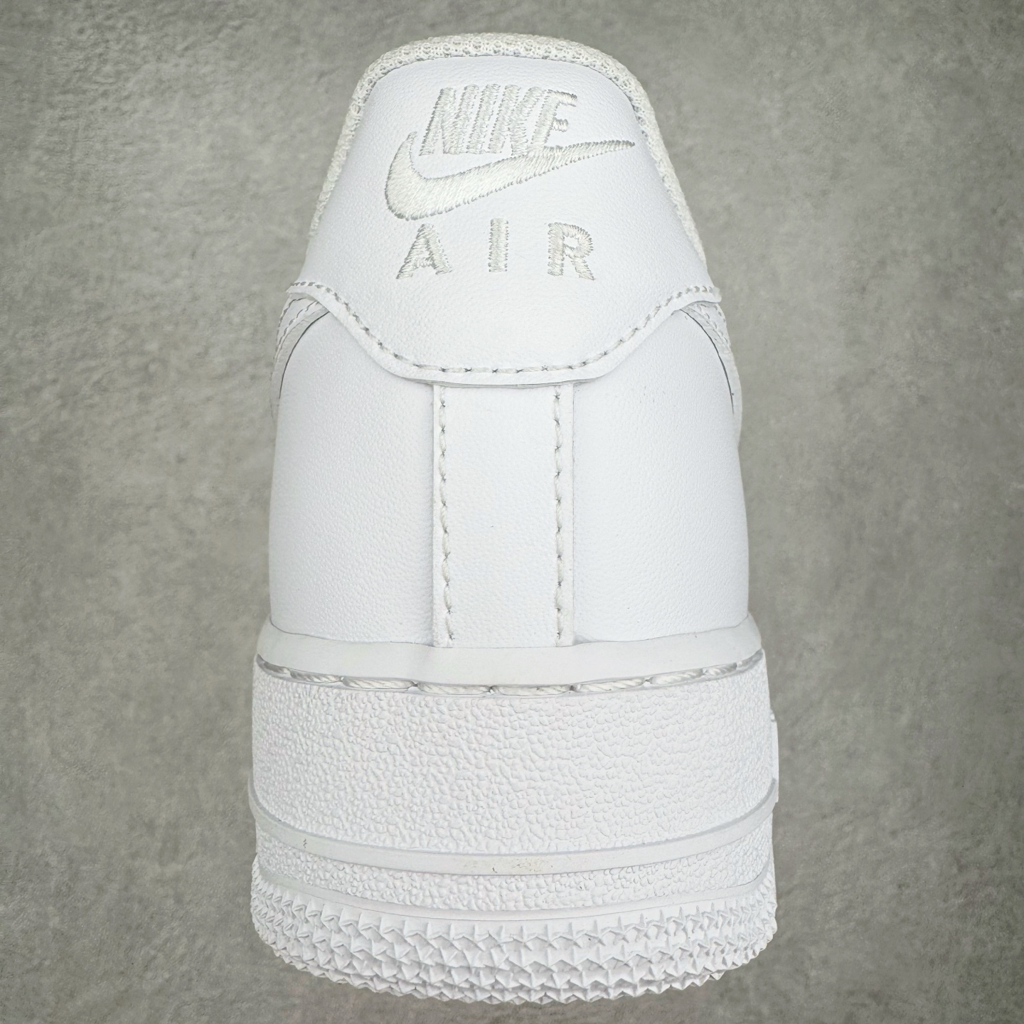 图片[8]-＃LZ NK Air Force 1 Low \’07 空军一号低帮经典板鞋 纯白 CW2288-111 同步官方2022全新版本 不规则波浪大底咬花 全鞋电脑针车 工整有序 视觉效果满分 原厂拉帮手法 标准四线 密度针距针孔大小控制到位 原装反口里网布海绵 正确卡色网眼大小 新版鞋撑改用纸团代替 原厂港宝加持完美还原灵魂版型 原盒原配从里到外百分百还原 原厂全头层原厂皮料 原标原盒 内置Sole气垫 中底白色背胶 中底划线 已经无限的接近公司 原厂楦头 原厂刺绣 后跟弧度修正 独家私模最大开发到47.5 尺码：35.5 36 36.5 37.5 38 38.5 39 40 40.5 41 42 42.5 43 44 44.5 45 46 47.5-选品中心