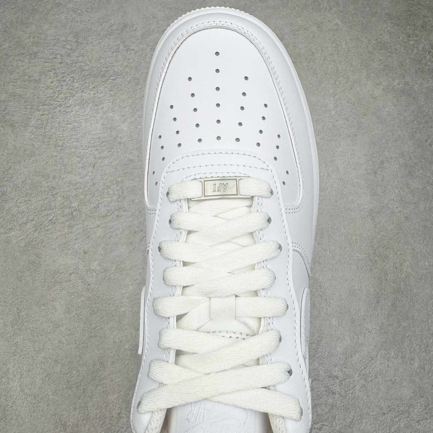 图片[4]-＃LZ NK Air Force 1 Low \’07 空军一号低帮经典板鞋 纯白 CW2288-111 同步官方2022全新版本 不规则波浪大底咬花 全鞋电脑针车 工整有序 视觉效果满分 原厂拉帮手法 标准四线 密度针距针孔大小控制到位 原装反口里网布海绵 正确卡色网眼大小 新版鞋撑改用纸团代替 原厂港宝加持完美还原灵魂版型 原盒原配从里到外百分百还原 原厂全头层原厂皮料 原标原盒 内置Sole气垫 中底白色背胶 中底划线 已经无限的接近公司 原厂楦头 原厂刺绣 后跟弧度修正 独家私模最大开发到47.5 尺码：35.5 36 36.5 37.5 38 38.5 39 40 40.5 41 42 42.5 43 44 44.5 45 46 47.5-选品中心