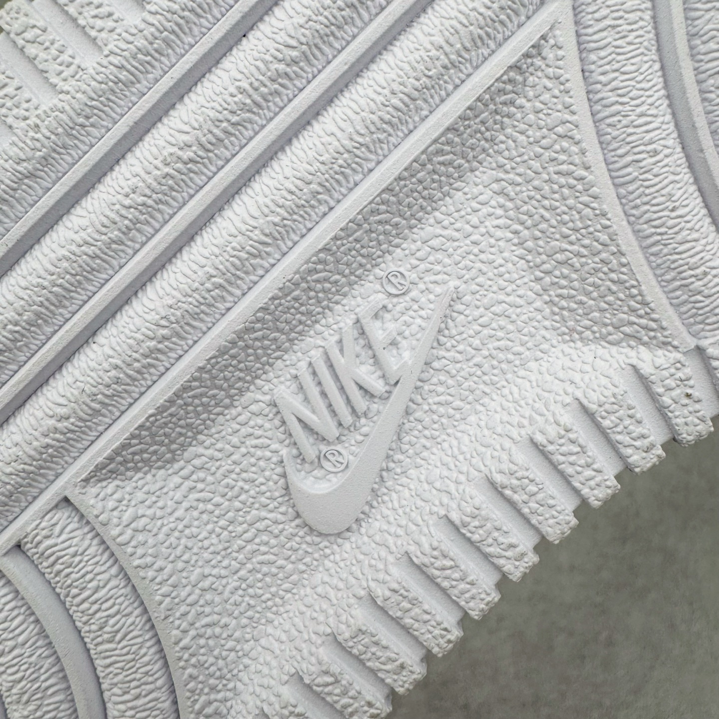 图片[22]-＃LZ NK Air Force 1 Low \’07 空军一号低帮经典板鞋 纯白 CW2288-111 同步官方2022全新版本 不规则波浪大底咬花 全鞋电脑针车 工整有序 视觉效果满分 原厂拉帮手法 标准四线 密度针距针孔大小控制到位 原装反口里网布海绵 正确卡色网眼大小 新版鞋撑改用纸团代替 原厂港宝加持完美还原灵魂版型 原盒原配从里到外百分百还原 原厂全头层原厂皮料 原标原盒 内置Sole气垫 中底白色背胶 中底划线 已经无限的接近公司 原厂楦头 原厂刺绣 后跟弧度修正 独家私模最大开发到47.5 尺码：35.5 36 36.5 37.5 38 38.5 39 40 40.5 41 42 42.5 43 44 44.5 45 46 47.5-选品中心