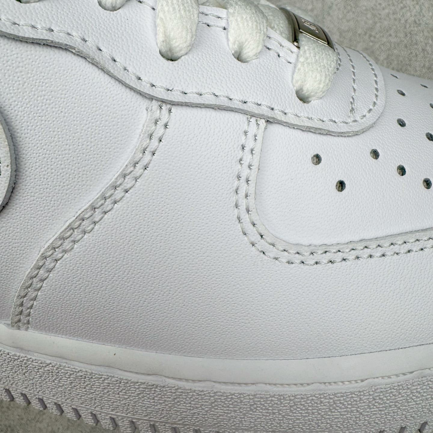 图片[19]-＃LZ NK Air Force 1 Low \’07 空军一号低帮经典板鞋 纯白 CW2288-111 同步官方2022全新版本 不规则波浪大底咬花 全鞋电脑针车 工整有序 视觉效果满分 原厂拉帮手法 标准四线 密度针距针孔大小控制到位 原装反口里网布海绵 正确卡色网眼大小 新版鞋撑改用纸团代替 原厂港宝加持完美还原灵魂版型 原盒原配从里到外百分百还原 原厂全头层原厂皮料 原标原盒 内置Sole气垫 中底白色背胶 中底划线 已经无限的接近公司 原厂楦头 原厂刺绣 后跟弧度修正 独家私模最大开发到47.5 尺码：35.5 36 36.5 37.5 38 38.5 39 40 40.5 41 42 42.5 43 44 44.5 45 46 47.5-选品中心