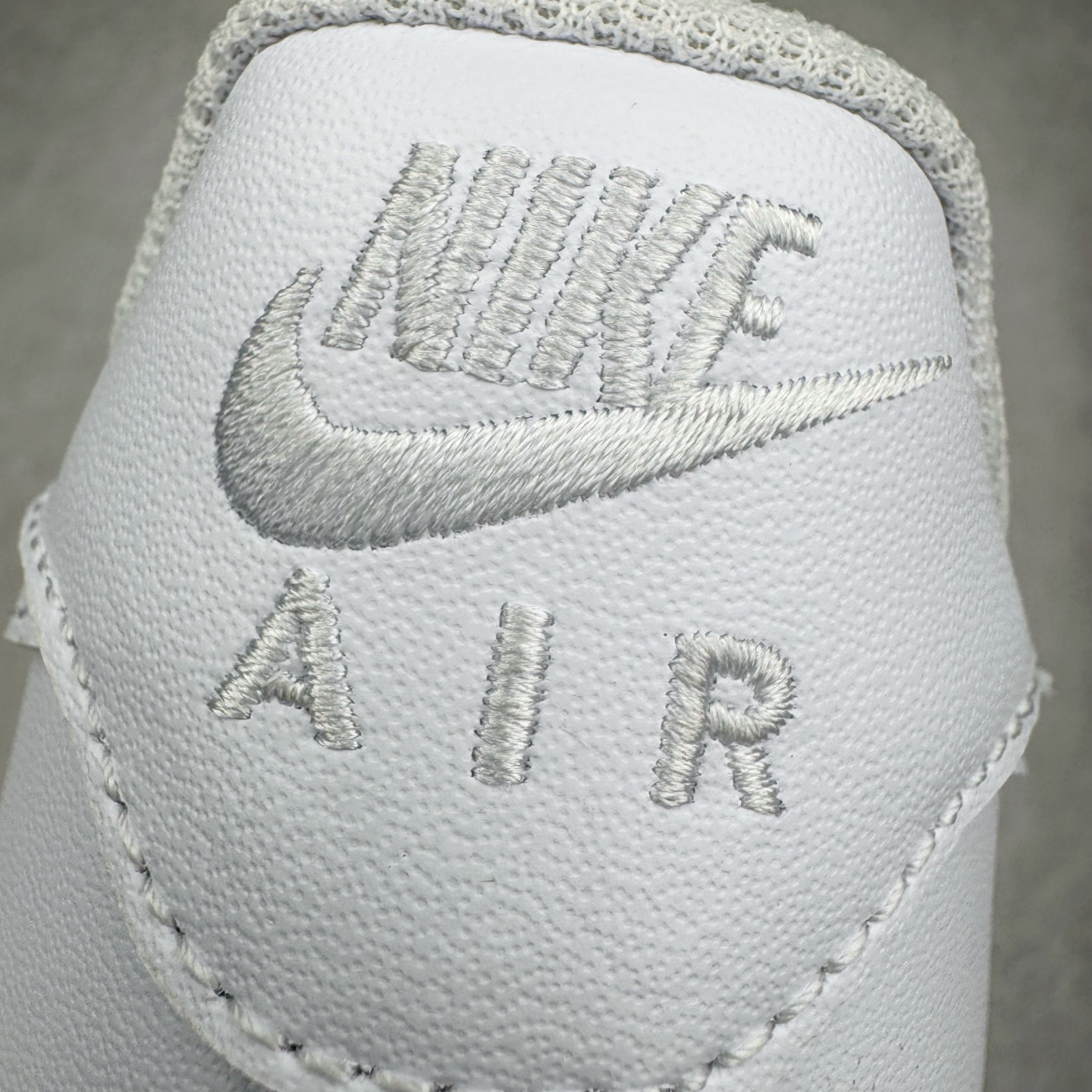 图片[13]-＃LZ NK Air Force 1 Low \’07 空军一号低帮经典板鞋 纯白 CW2288-111 同步官方2022全新版本 不规则波浪大底咬花 全鞋电脑针车 工整有序 视觉效果满分 原厂拉帮手法 标准四线 密度针距针孔大小控制到位 原装反口里网布海绵 正确卡色网眼大小 新版鞋撑改用纸团代替 原厂港宝加持完美还原灵魂版型 原盒原配从里到外百分百还原 原厂全头层原厂皮料 原标原盒 内置Sole气垫 中底白色背胶 中底划线 已经无限的接近公司 原厂楦头 原厂刺绣 后跟弧度修正 独家私模最大开发到47.5 尺码：35.5 36 36.5 37.5 38 38.5 39 40 40.5 41 42 42.5 43 44 44.5 45 46 47.5-选品中心