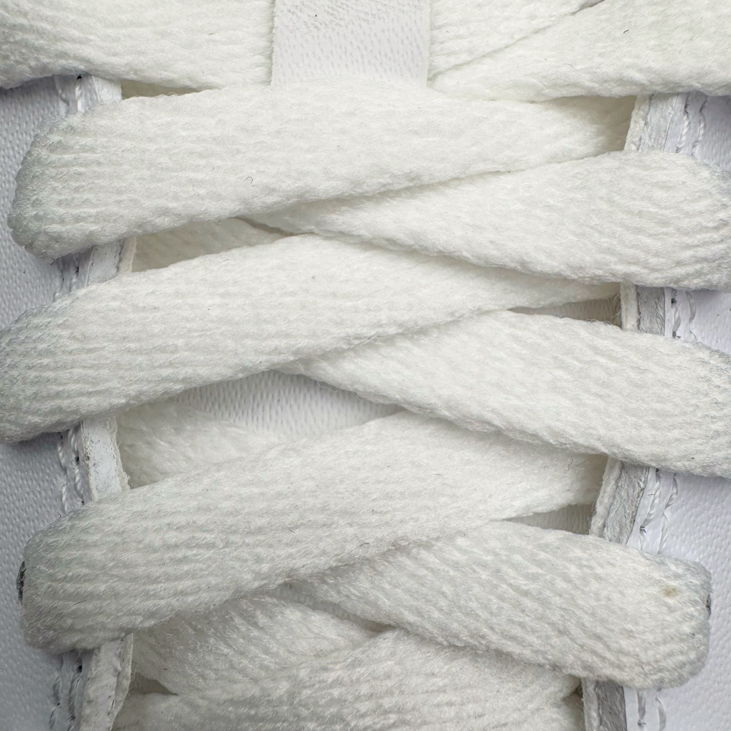 图片[23]-＃LZ NK Air Force 1 Low \’07 空军一号低帮经典板鞋 纯白 CW2288-111 同步官方2022全新版本 不规则波浪大底咬花 全鞋电脑针车 工整有序 视觉效果满分 原厂拉帮手法 标准四线 密度针距针孔大小控制到位 原装反口里网布海绵 正确卡色网眼大小 新版鞋撑改用纸团代替 原厂港宝加持完美还原灵魂版型 原盒原配从里到外百分百还原 原厂全头层原厂皮料 原标原盒 内置Sole气垫 中底白色背胶 中底划线 已经无限的接近公司 原厂楦头 原厂刺绣 后跟弧度修正 独家私模最大开发到47.5 尺码：35.5 36 36.5 37.5 38 38.5 39 40 40.5 41 42 42.5 43 44 44.5 45 46 47.5-选品中心