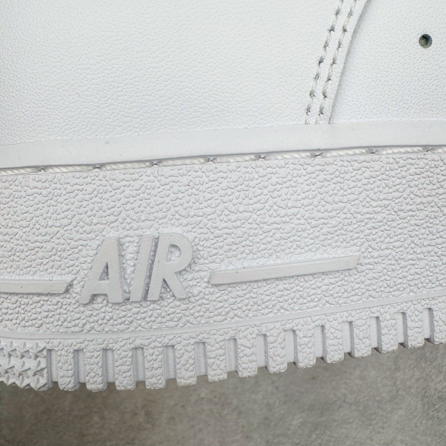 图片[21]-＃LZ NK Air Force 1 Low \’07 空军一号低帮经典板鞋 纯白 CW2288-111 同步官方2022全新版本 不规则波浪大底咬花 全鞋电脑针车 工整有序 视觉效果满分 原厂拉帮手法 标准四线 密度针距针孔大小控制到位 原装反口里网布海绵 正确卡色网眼大小 新版鞋撑改用纸团代替 原厂港宝加持完美还原灵魂版型 原盒原配从里到外百分百还原 原厂全头层原厂皮料 原标原盒 内置Sole气垫 中底白色背胶 中底划线 已经无限的接近公司 原厂楦头 原厂刺绣 后跟弧度修正 独家私模最大开发到47.5 尺码：35.5 36 36.5 37.5 38 38.5 39 40 40.5 41 42 42.5 43 44 44.5 45 46 47.5-选品中心