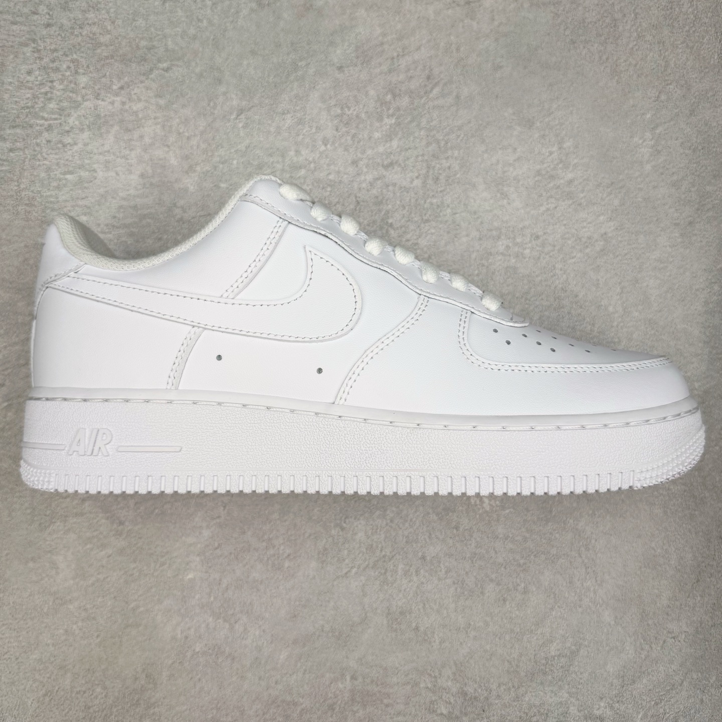 ＃LZ NK Air Force 1 Low \'07 空军一号低帮经典板鞋 纯白 CW2288-111 同步官方2022全新版本 不规则波浪大底咬花 全鞋电脑针车 工整有序 视觉效果满分 原厂拉帮手法 标准四线 密度针距针孔大小控制到位 原装反口里网布海绵 正确卡色网眼大小 新版鞋撑改用纸团代替 原厂港宝加持完美还原灵魂版型 原盒原配从里到外百分百还原 原厂全头层原厂皮料 原标原盒 内置Sole气垫 中底白色背胶 中底划线 已经无限的接近公司 原厂楦头 原厂刺绣 后跟弧度修正 独家私模最大开发到47.5 尺码：35.5 36 36.5 37.5 38 38.5 39 40 40.5 41 42 42.5 43 44 44.5 45 46 47.5-选品中心